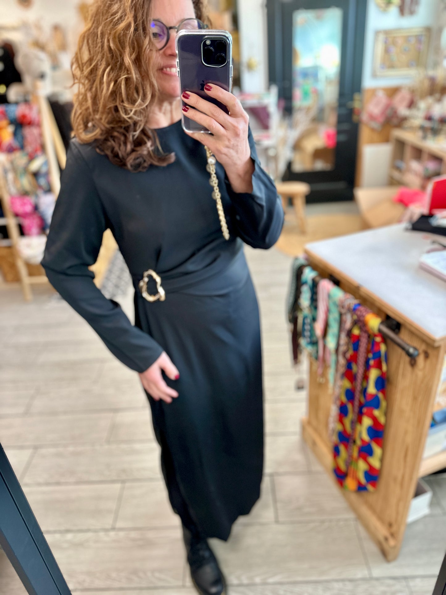 Robe longue noire chic silhouette mise en valeur- Abana 64250