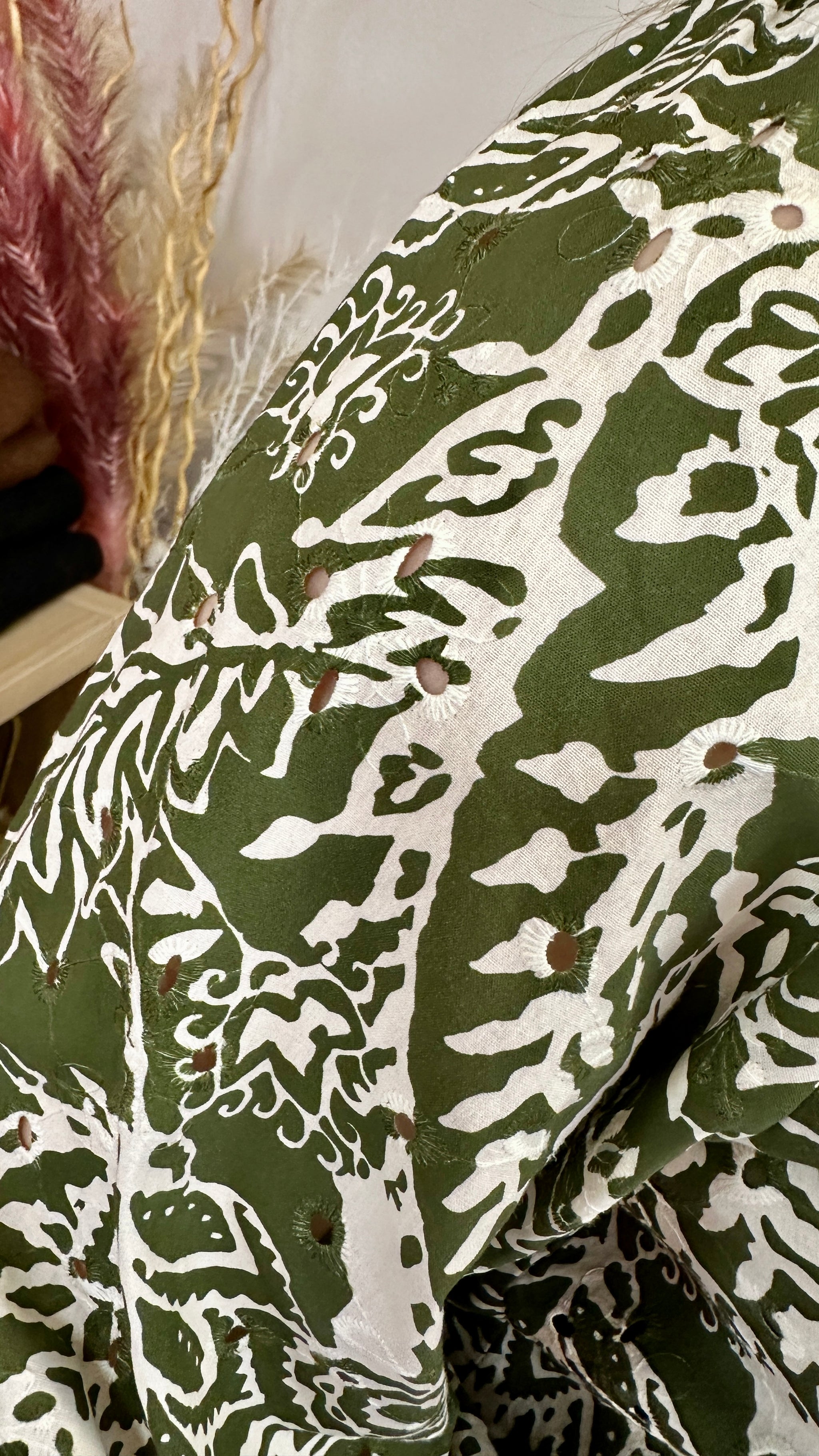 Robe en coton kaki et écru doublée, broderie anglaise sur l’ensemble de la robe - Farfalla Bordeaux