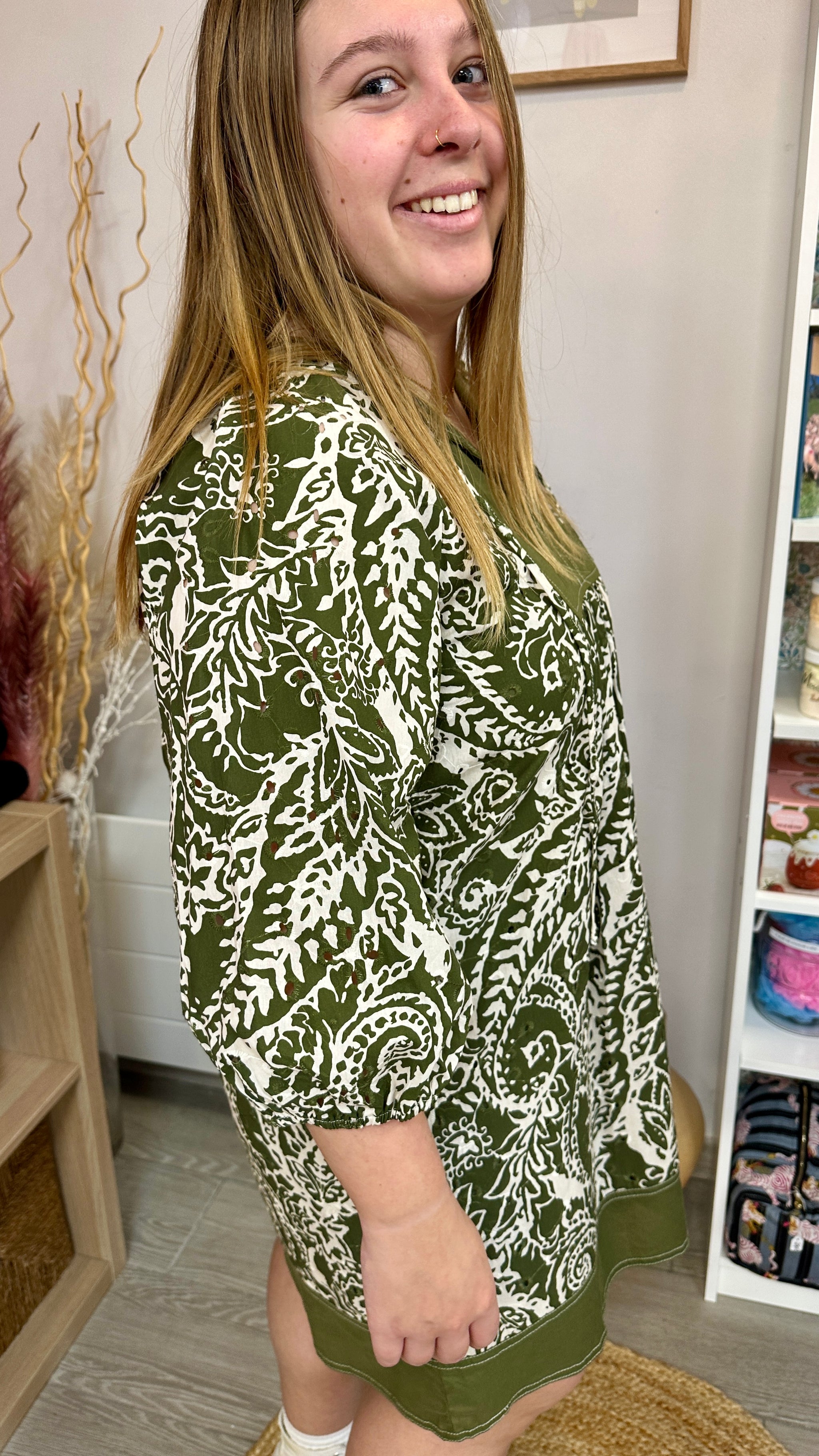 Robe mi-longue en coton kaki et écru idéale pour cérémonie, anniversaire ou beaux jours - Johanna Paris Perpignan