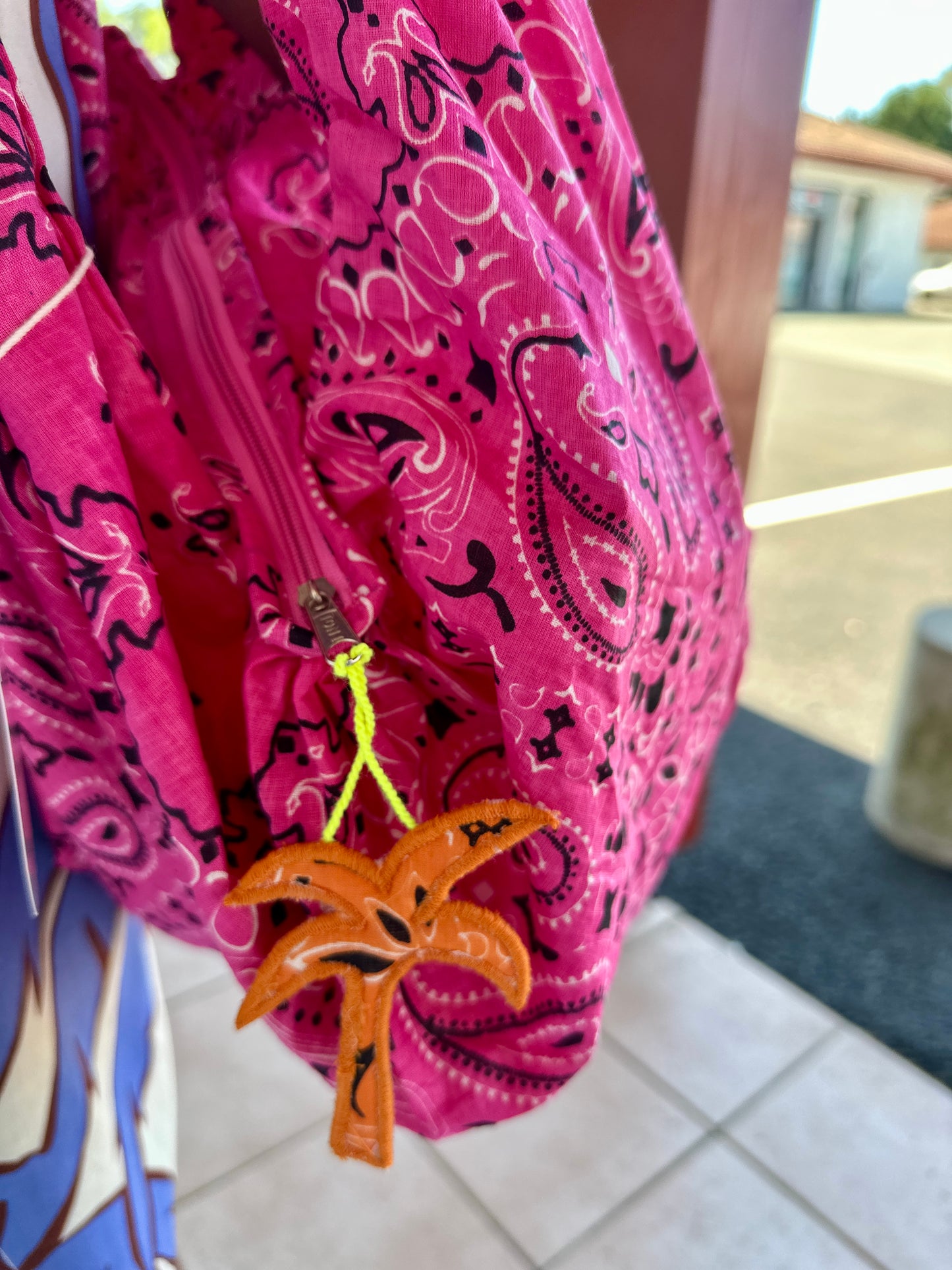 detail du grand sac de plage imprimé avec fermeture eclair et porte cle ile isla bonita bassin arcachon