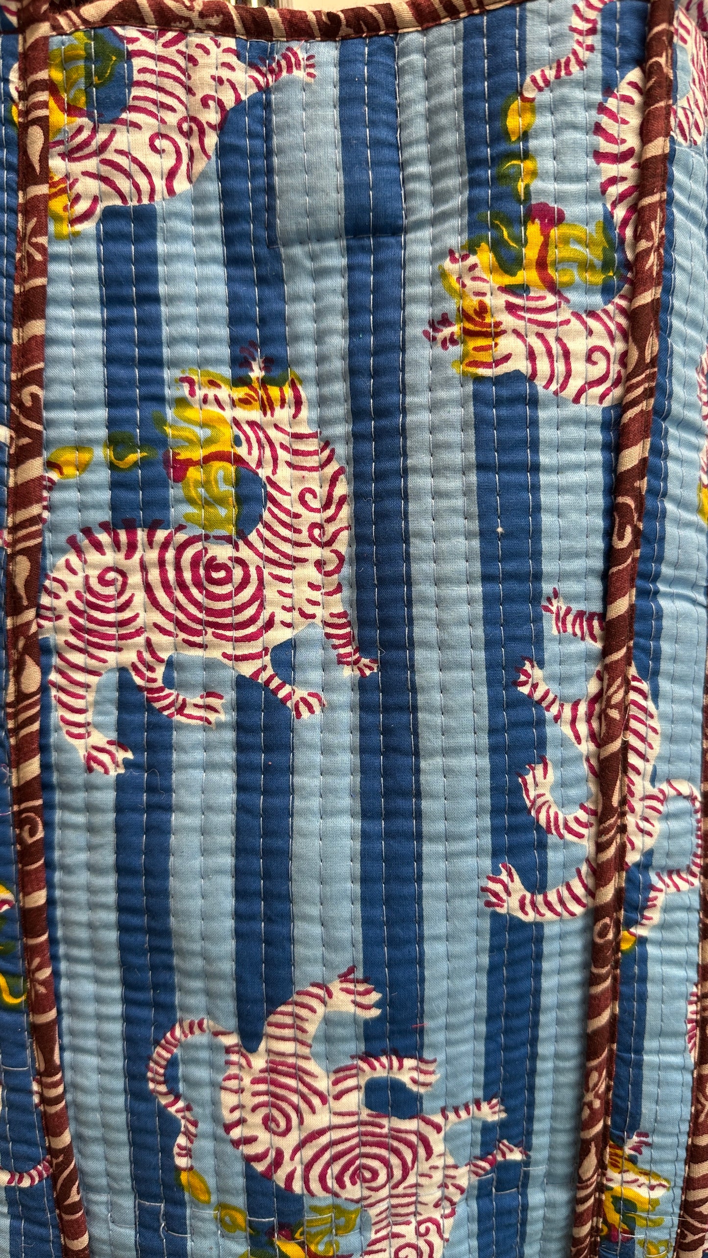 zoom sur le detail tigre bleu cabas sac matelasse original saint nazaire