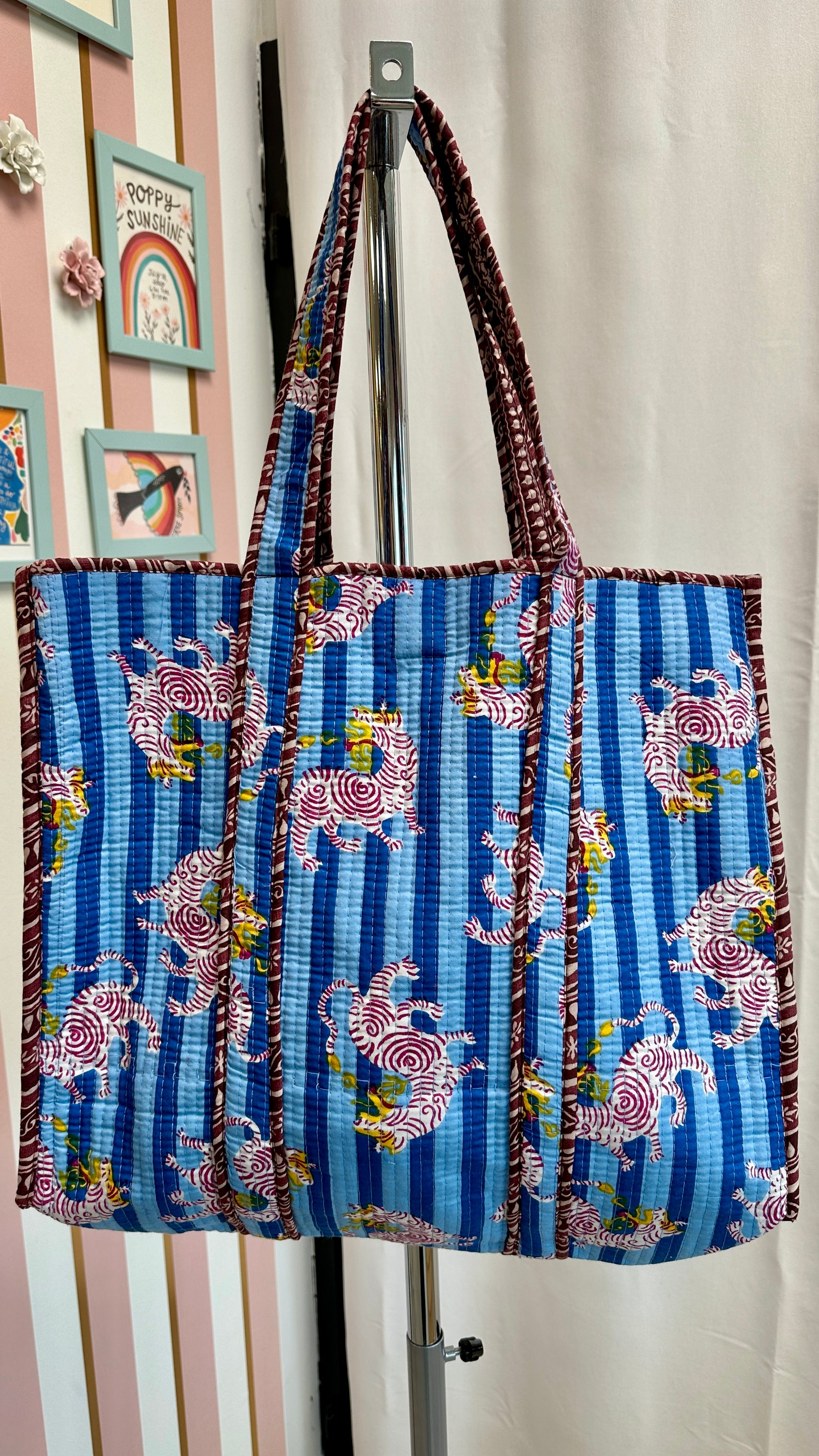 sac cabas grand format matelasse motif tigre bleu bordeaux