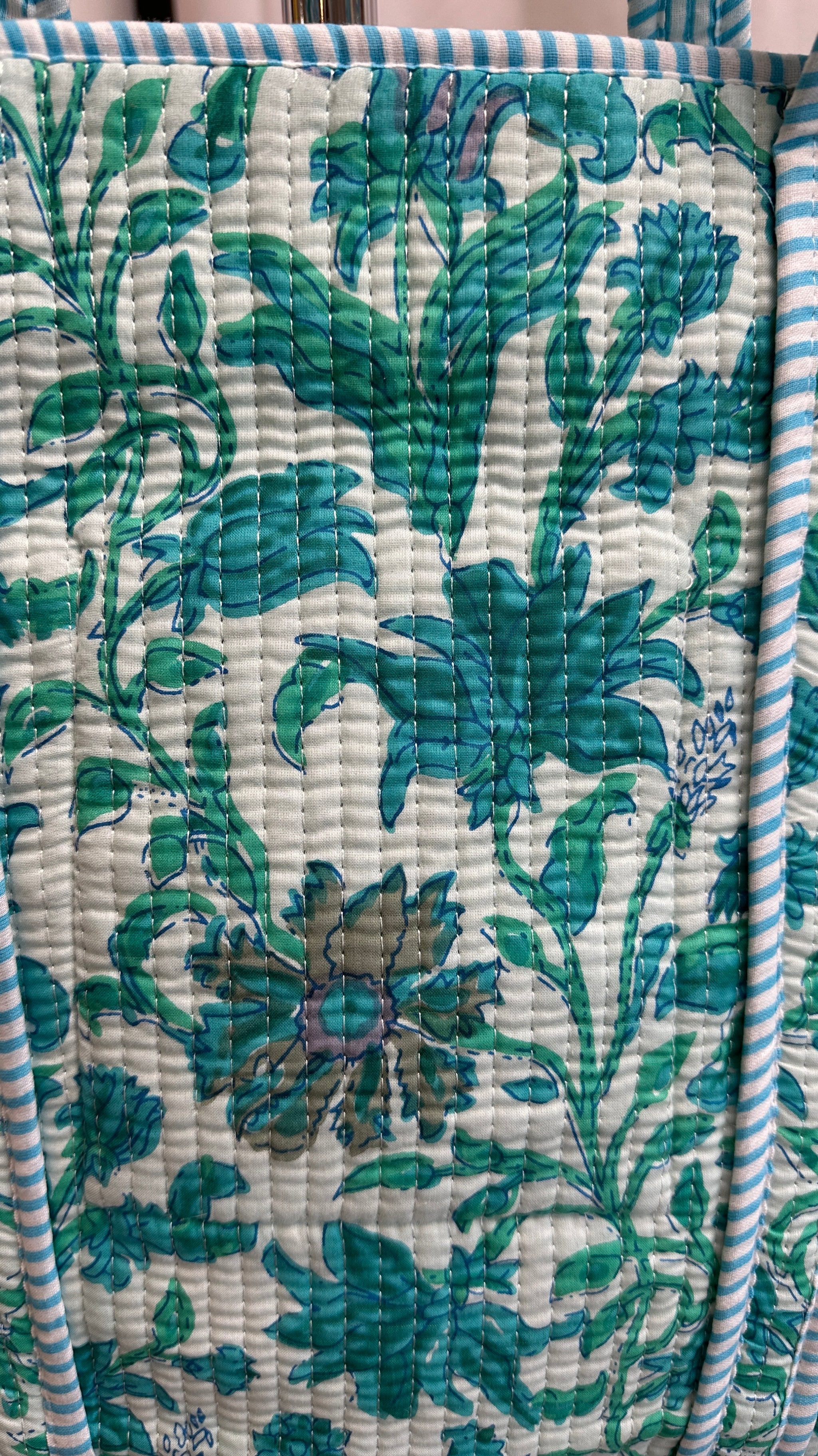 zoom sur le detail a motif sac cabas matelasse