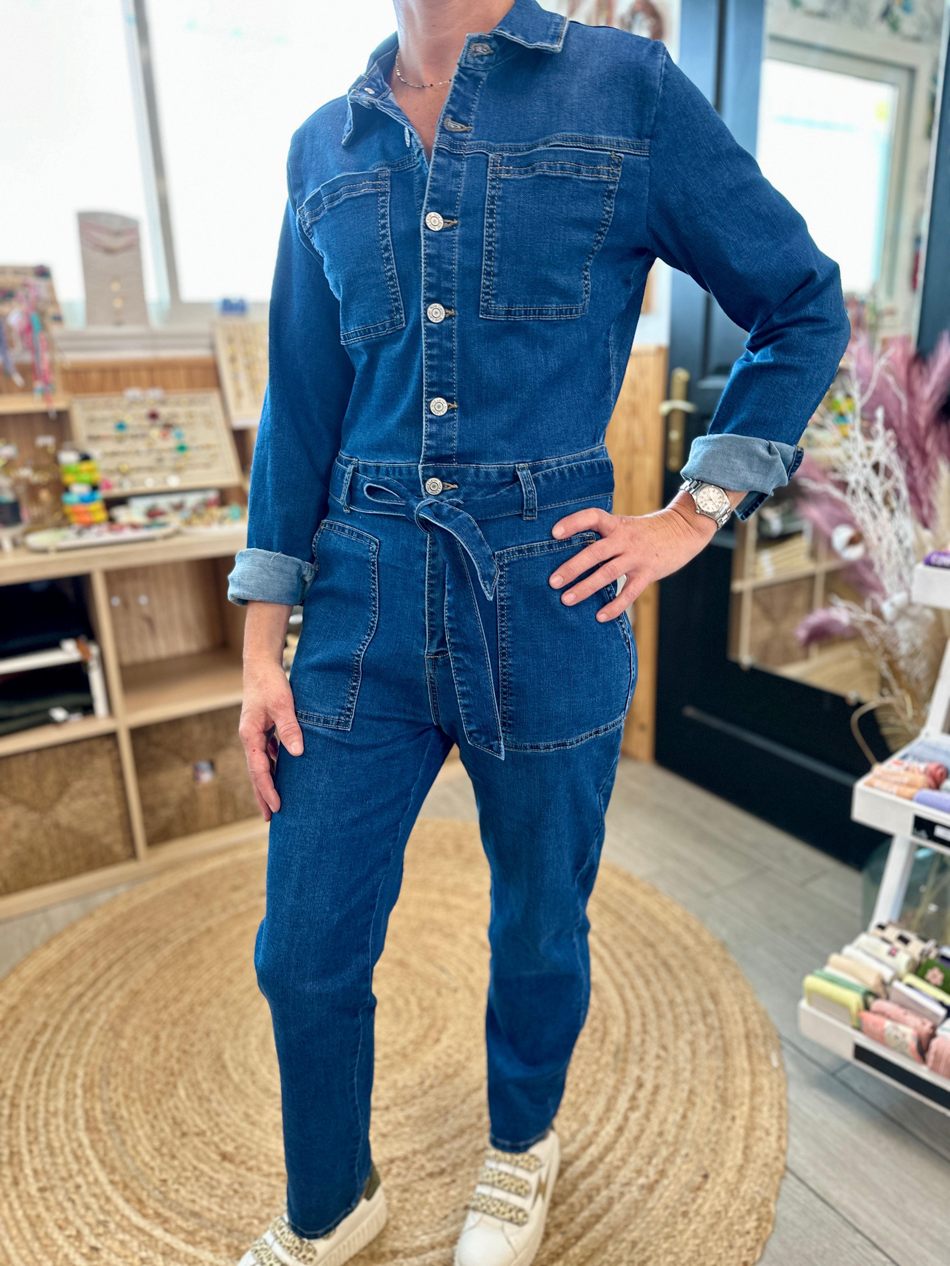 Salopette en jean ceinturée femme, look casual chic - Abana Boutique 64480
