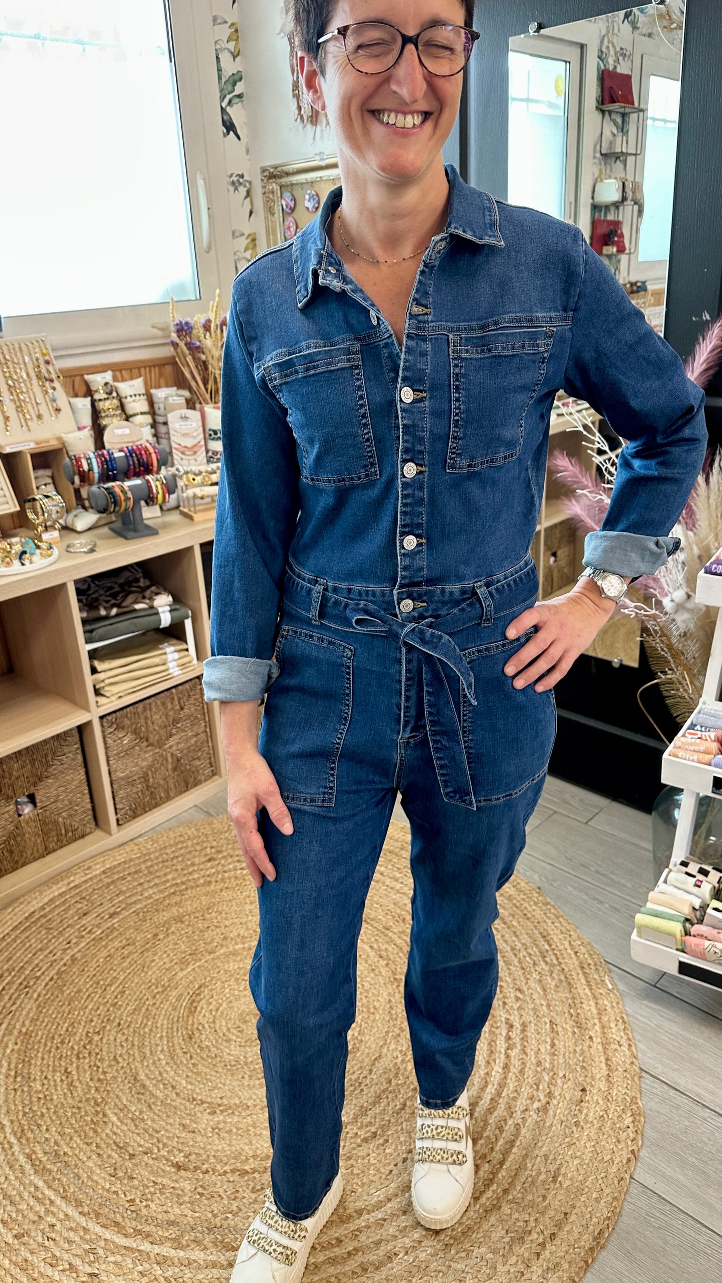 Look décontracté avec salopette en jean et baskets blanches - Abana Boutique 64240