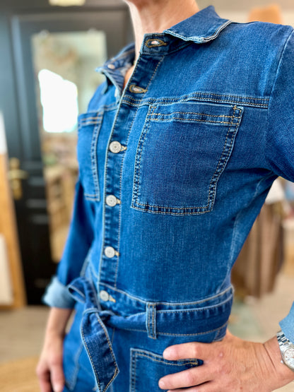 Détail ceinture et boutons de la salopette en jean femme - Abana Boutique 64990