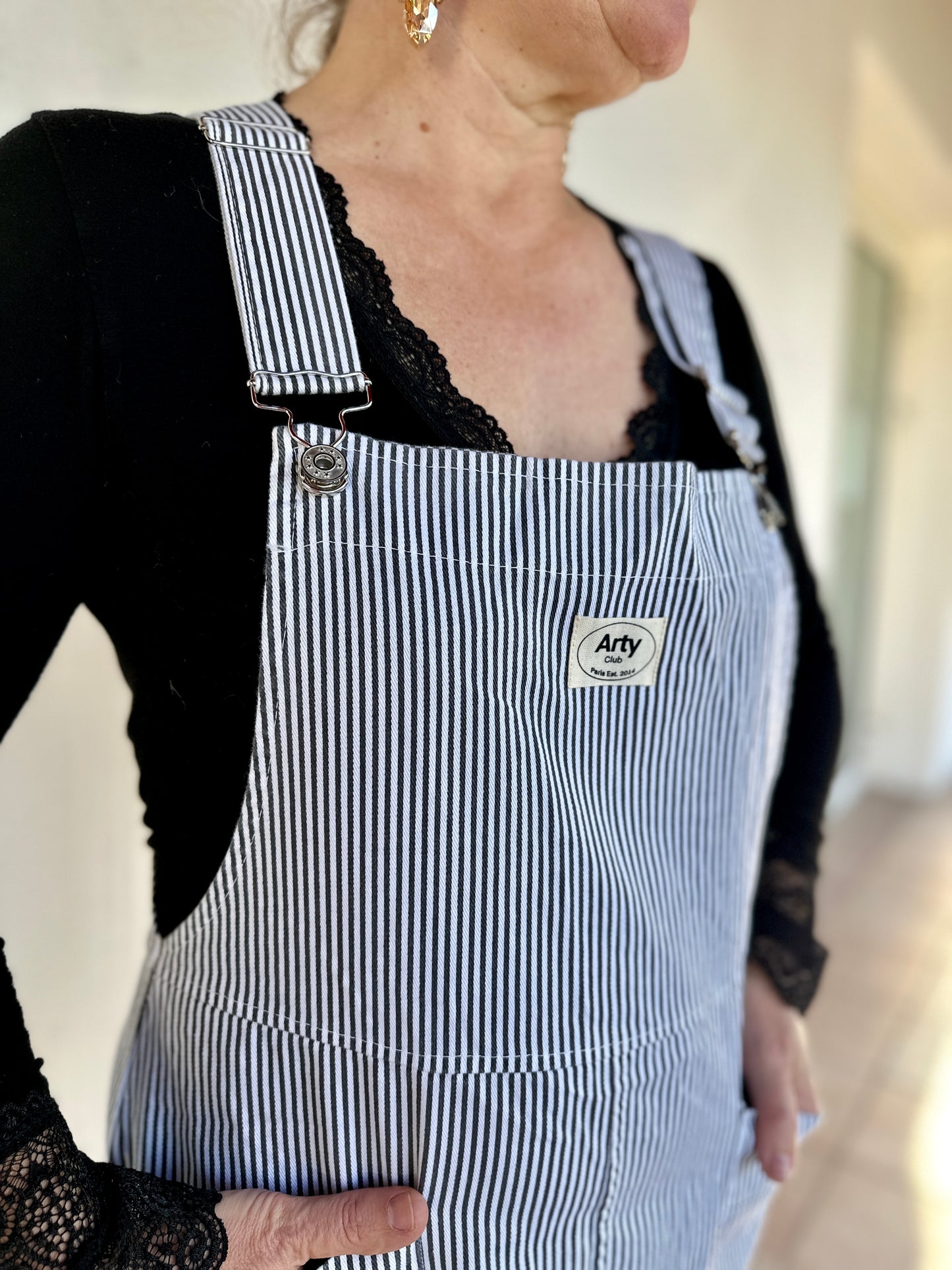 Détail bretelles salopette rayée avec t-shirt noir - Abana 64990