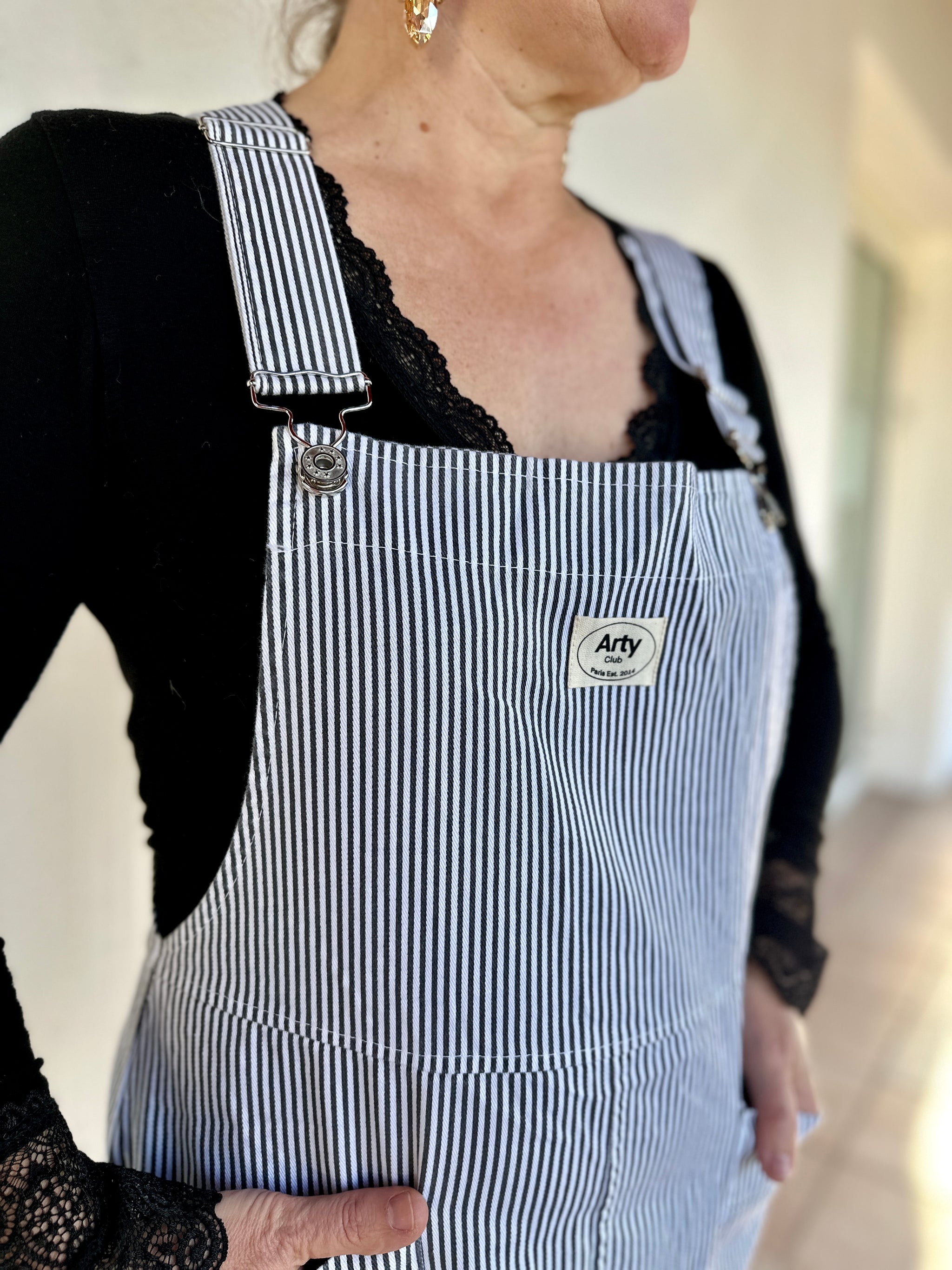 Détail bretelles salopette rayée avec t-shirt noir - Abana 64990