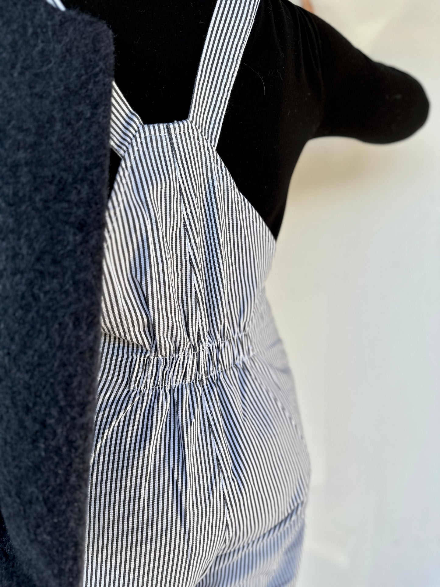 Zoom sur taille élastiquée au dos de la salopette - Abana 64600