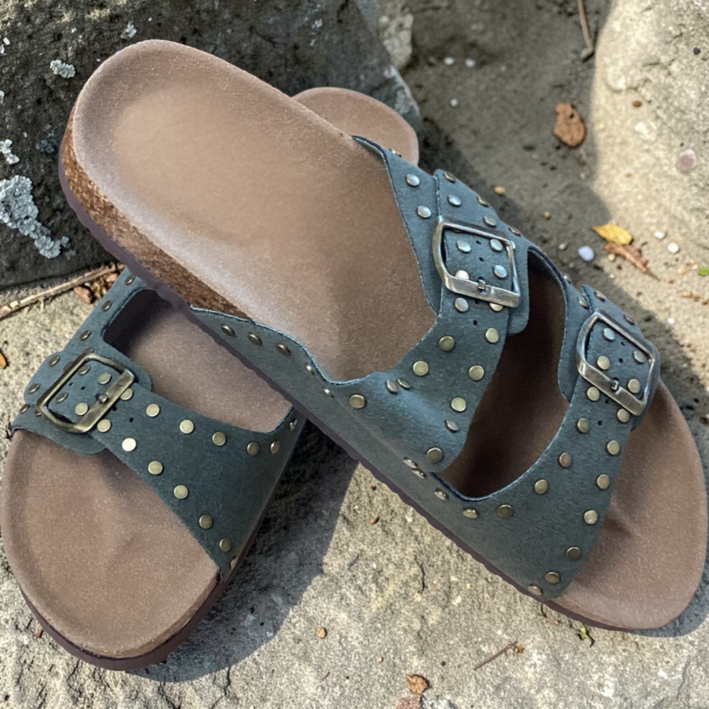 sanales kaki avec clou tendance en or findlay paris quimper