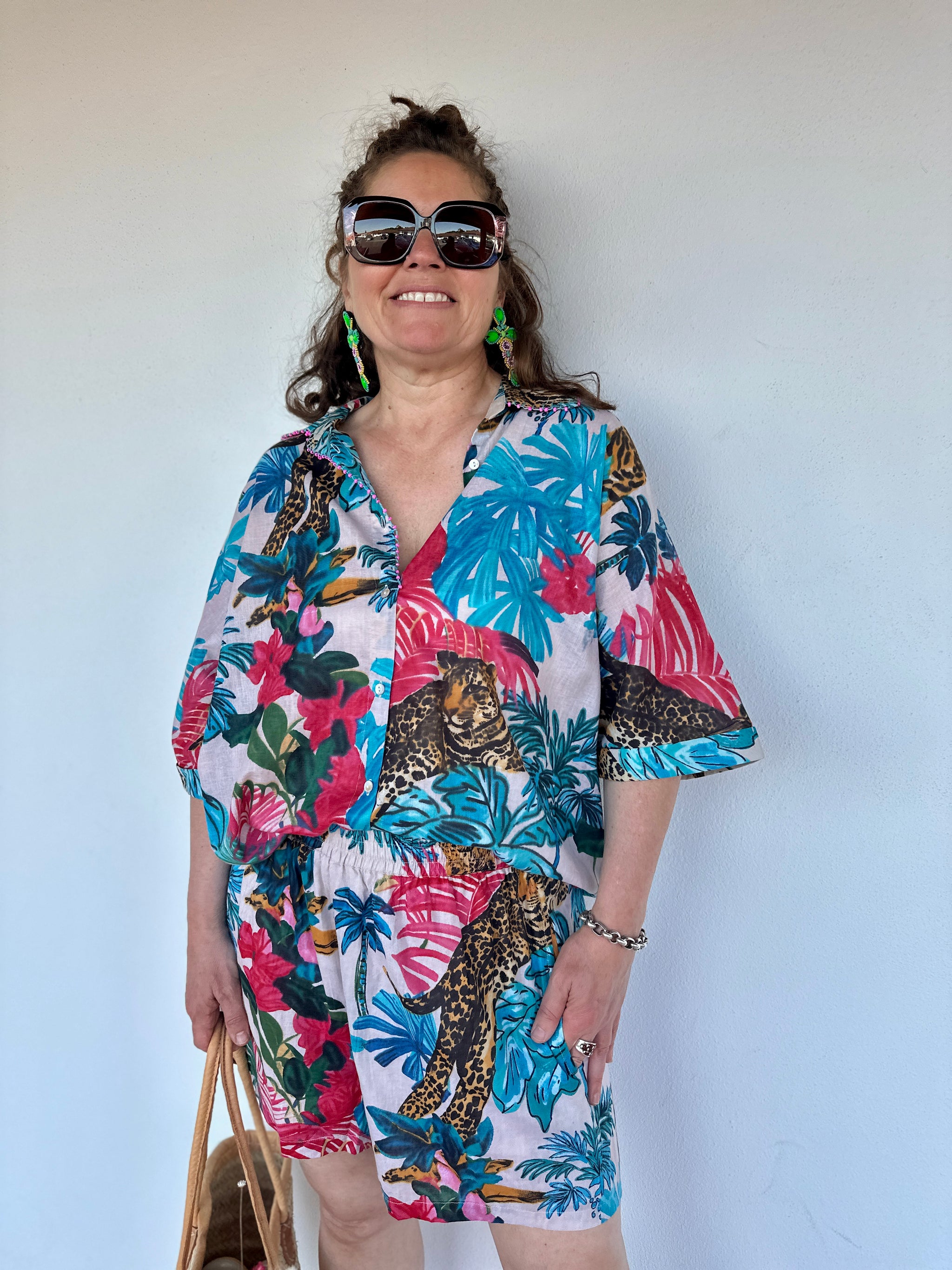 look complet set chemise et short imprime coloré tropical leopard maelle in april 1986 