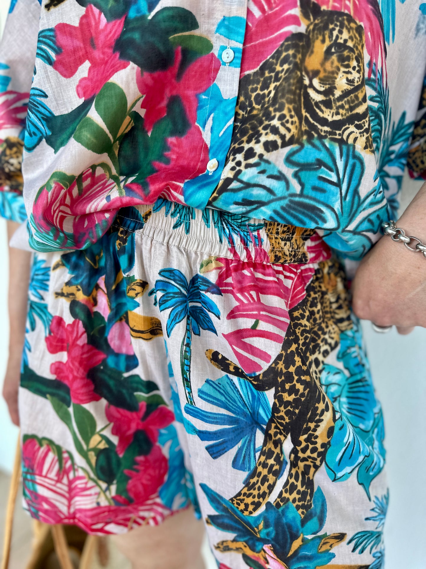 zoom sur le short a imprime avec taille elastique du s au xl leopard fleuri isla bonita banditas from marseille saint malo