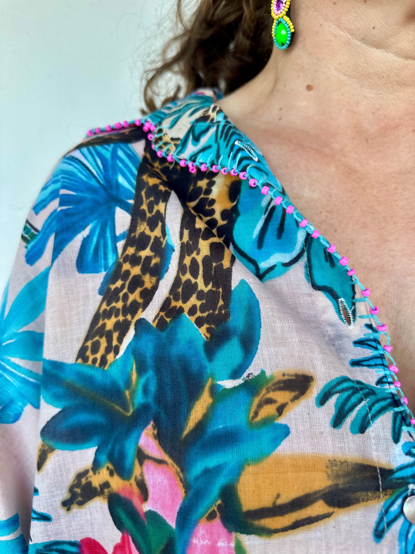 detail du col chemise avec perle rose original et boheme isla bonita orfeo paris johanna paris amiens rennes