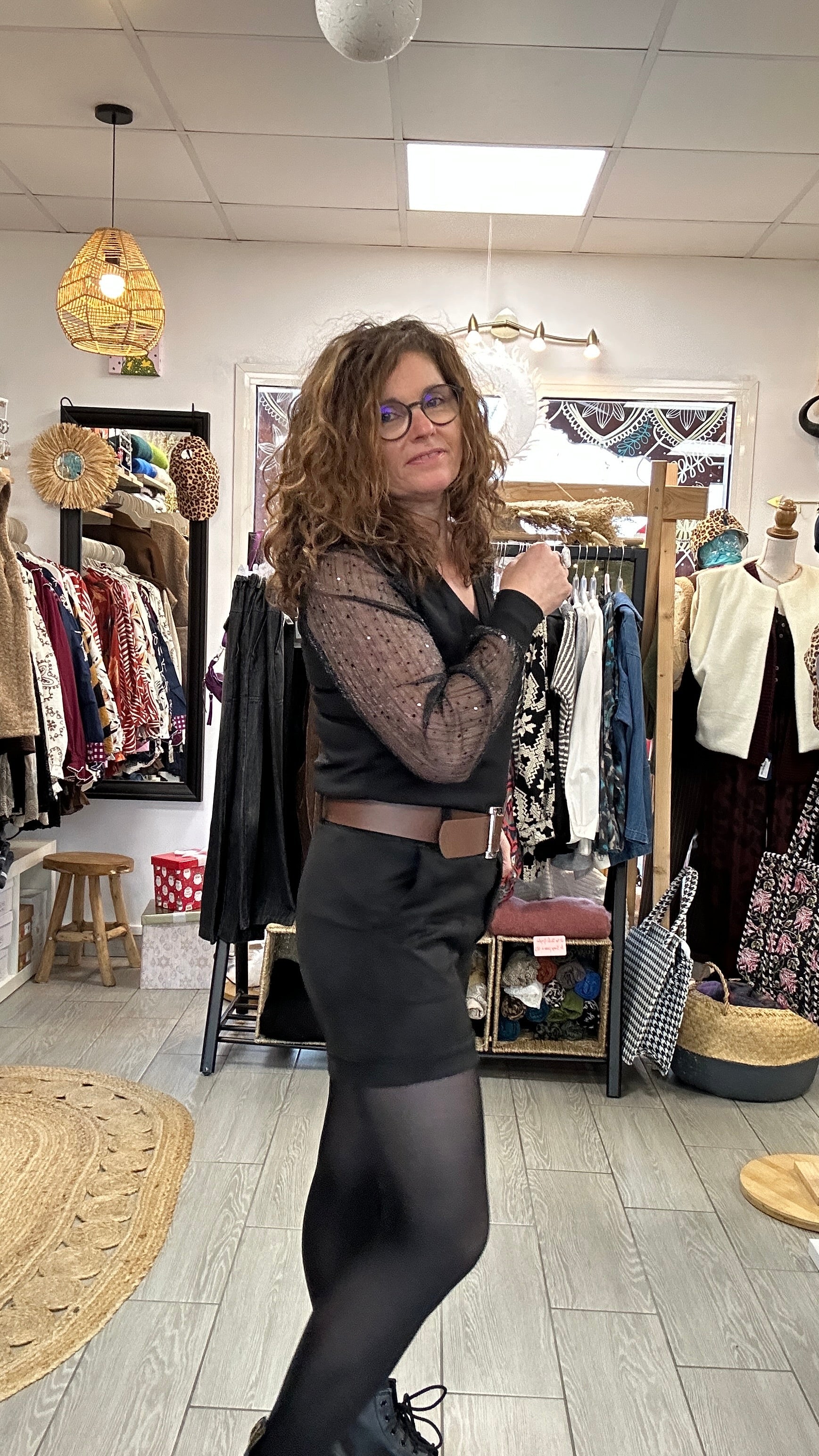 Vu de profil short doux noir, porté avec collant - Abana 64990