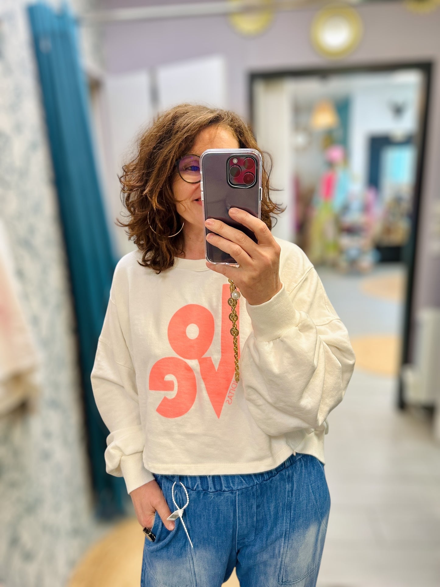 Modèle de sweat femme tendance de la marque Banditas, sweat Ankara, version écru/rouge, jusqu’à la taille 44. Abana Ustaritz