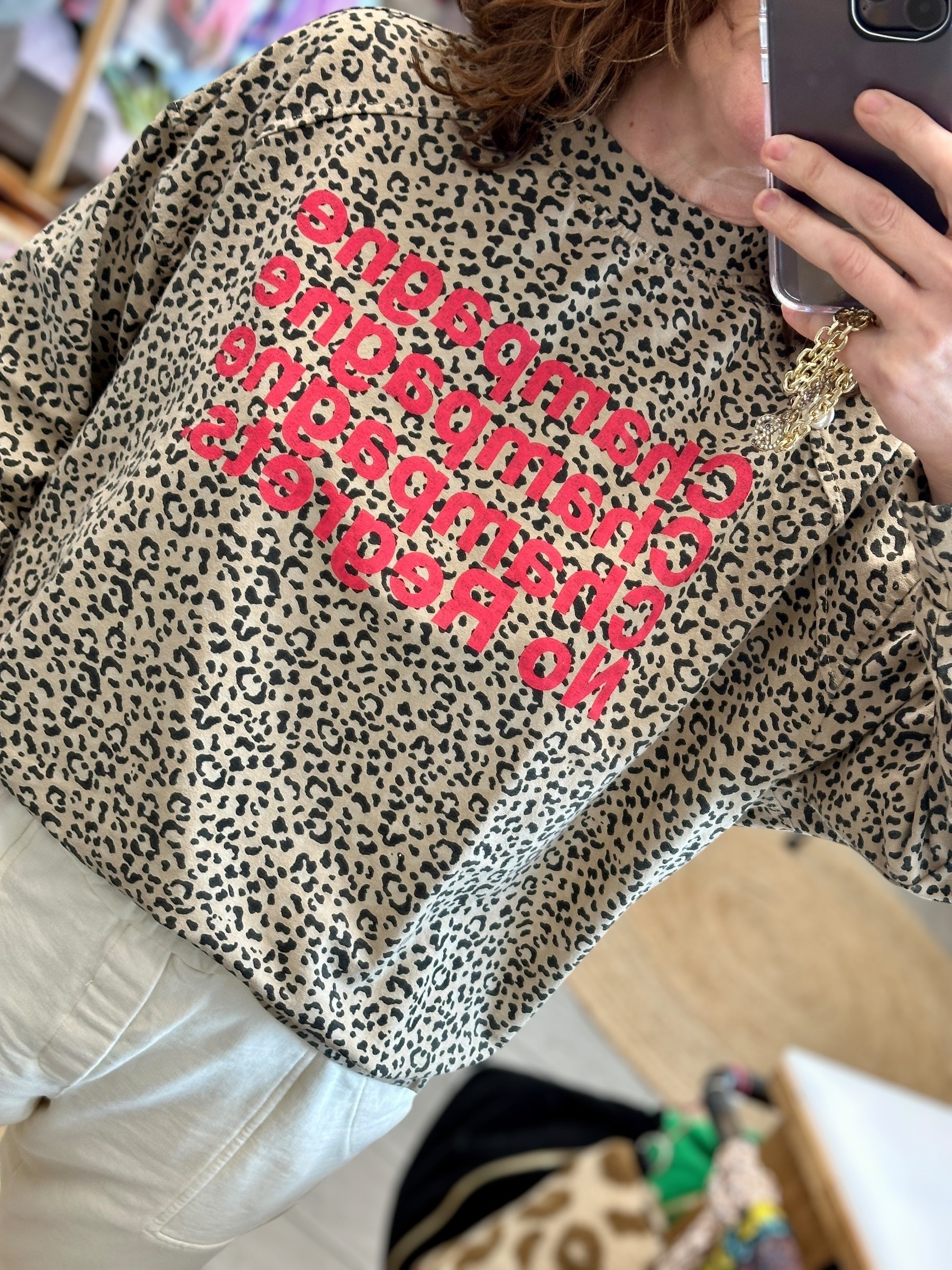 Détails du sweat bereche imprimé léopard écriture Champagne No regrets Banditas from Marseille mode femme