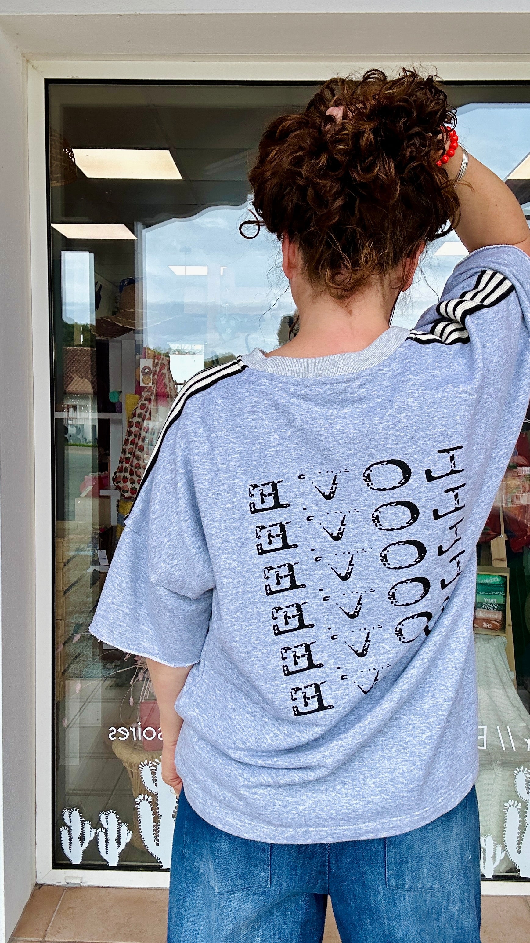Zoom sur t-shirt bleu loose style décontracté femme – Abana Pays Basque