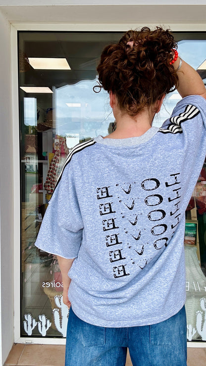 Zoom sur t-shirt bleu loose style décontracté femme – Abana Pays Basque