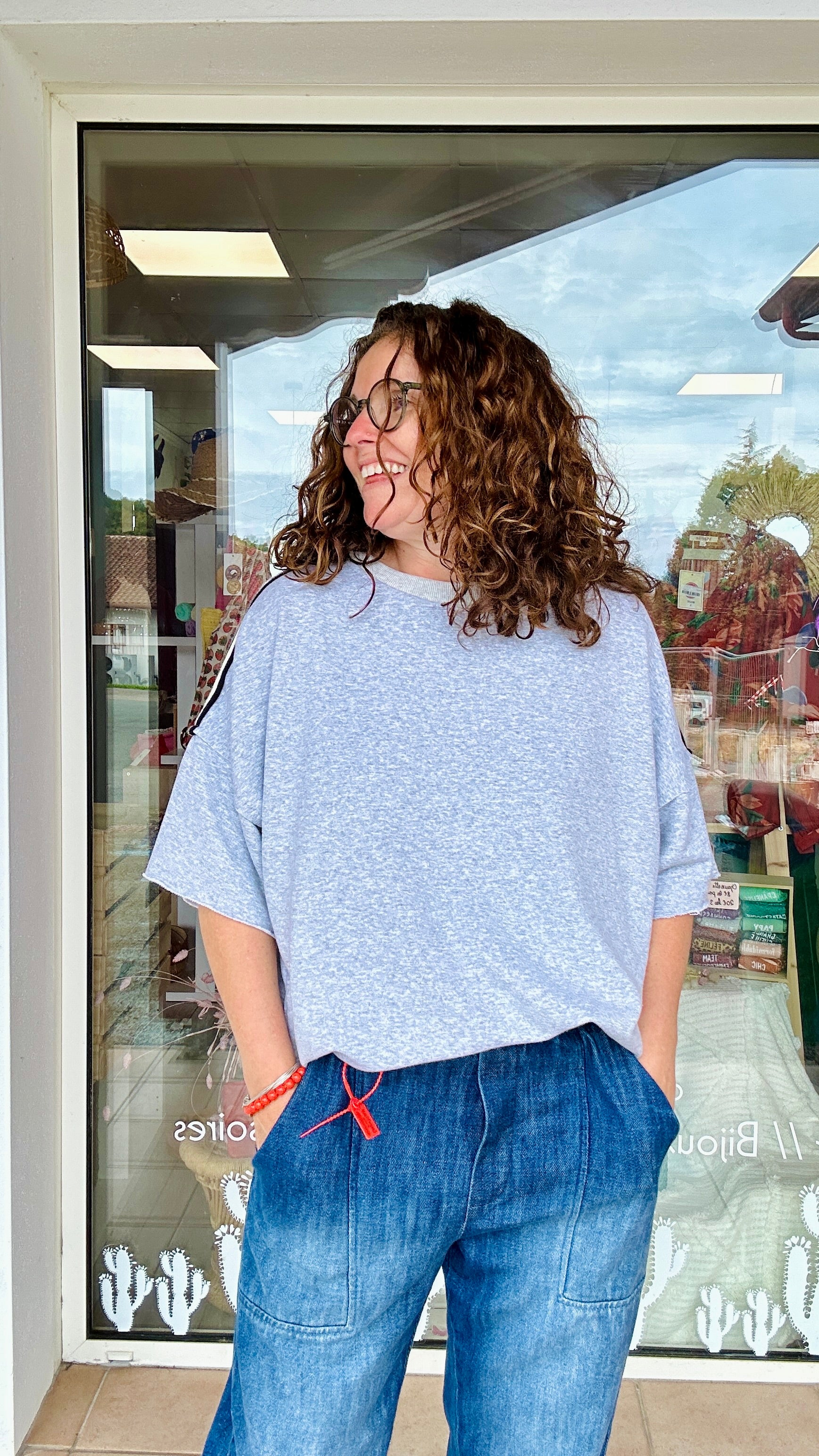 T-shirt bleu clair oversize manches courtes avec bande sur épaule – Abana Boutique Ustaritz