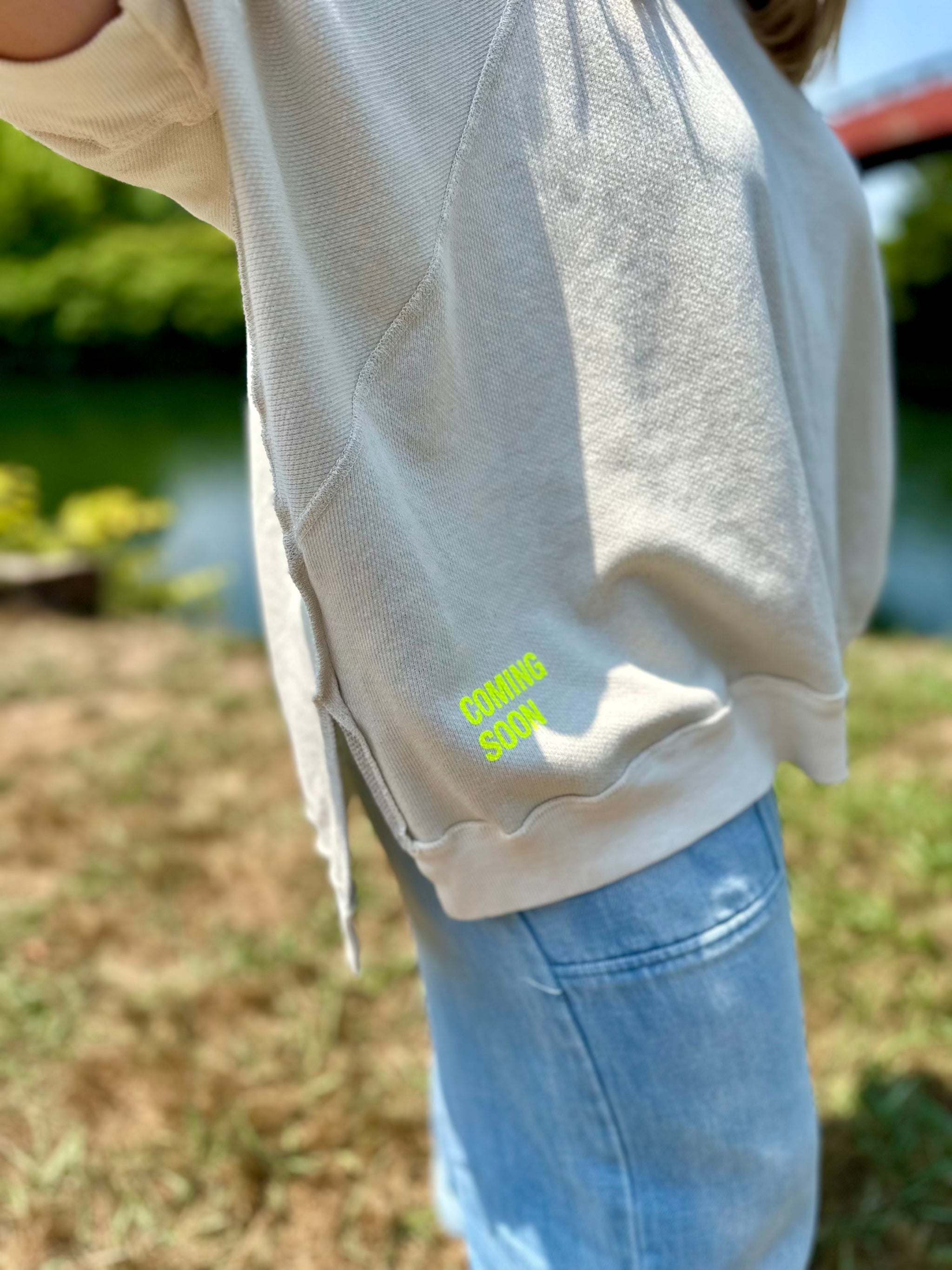 zoom sur le détail sur le sweat mirach ecru coming soon etail coloré fun originale mode femme banditas from marseille paris lyon tours