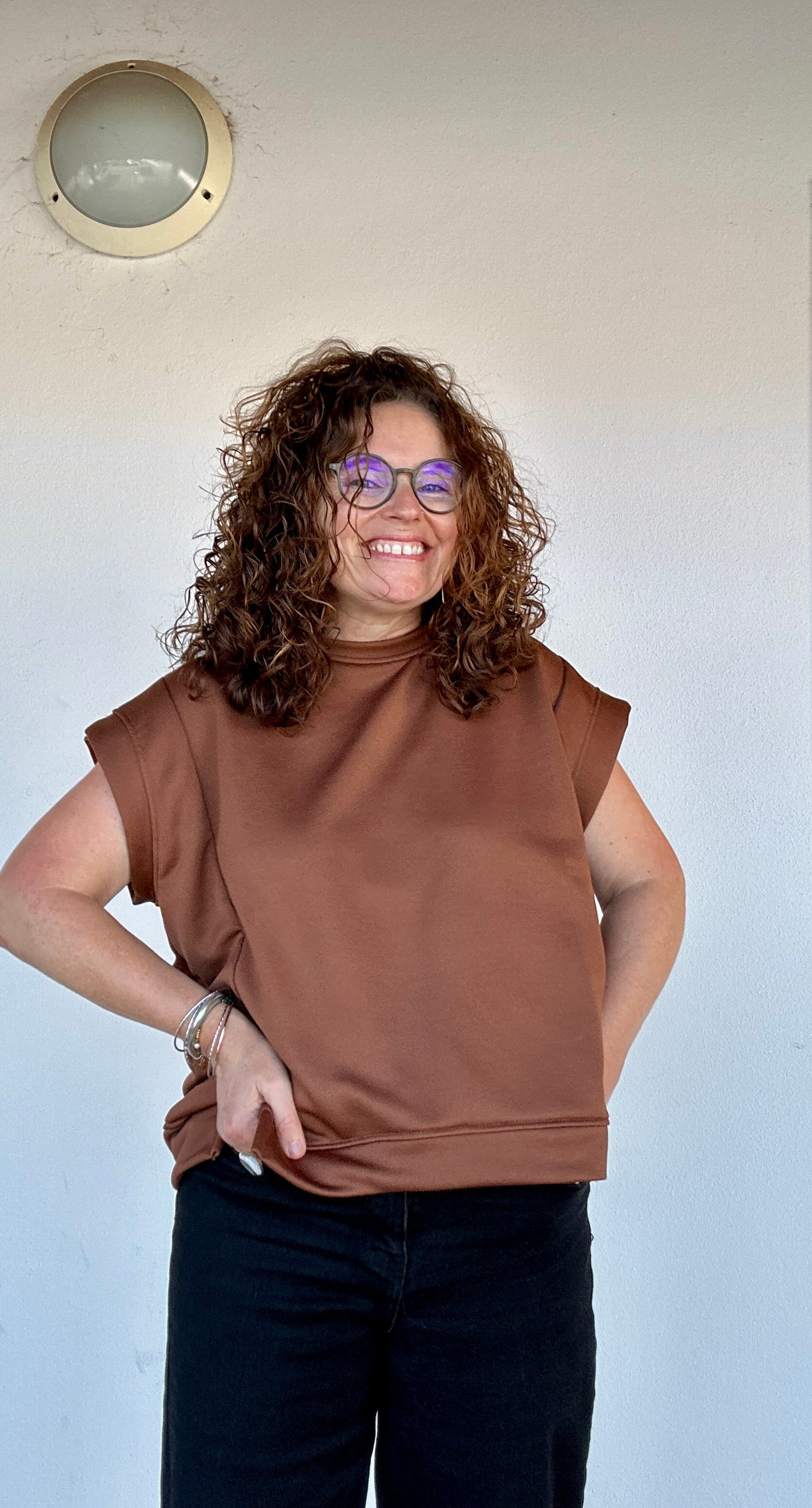 Sweat sans manches femme marron moka, coton doux, coupe droite – tailles S à L – Abana Boutique 64480