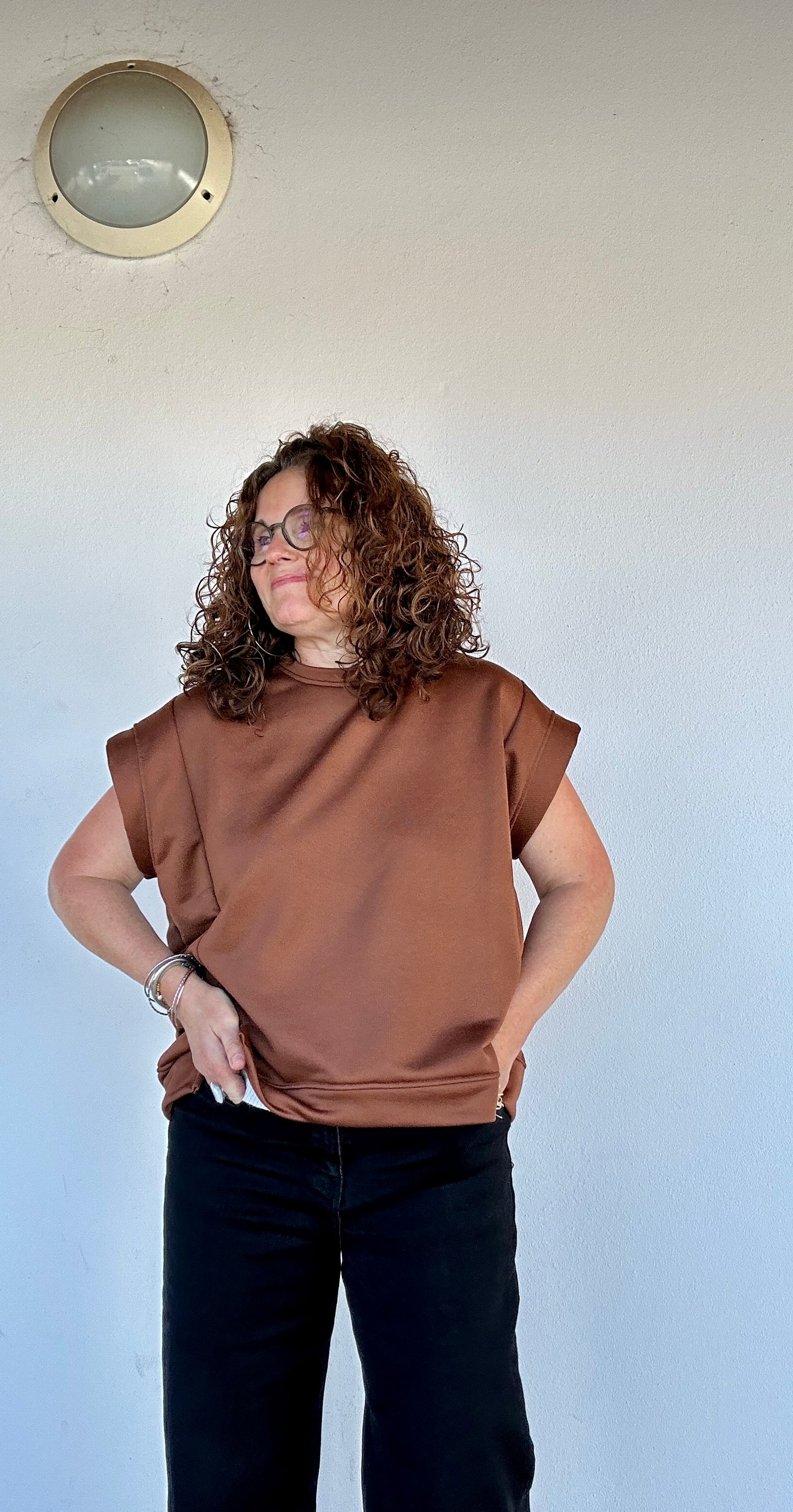Sweat sans manches femme marron en coton, style urbain décontracté - Abana Boutique Pays Basque 