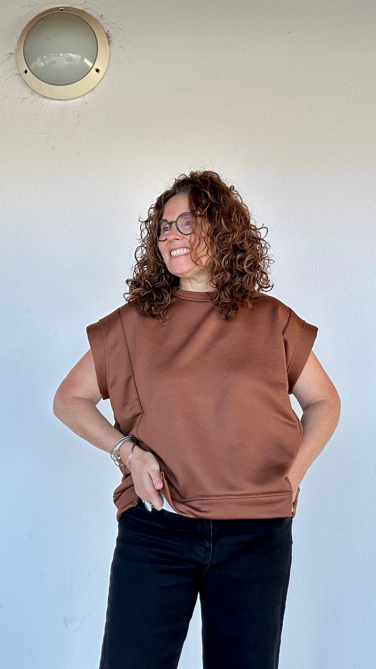 Vue de face d’un sweat sans manches en coton doux – modèle femme - Abana Boutique 64990