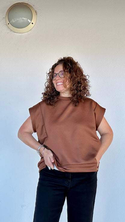 Vue de face d’un sweat sans manches en coton doux – modèle femme - Abana Boutique 64990