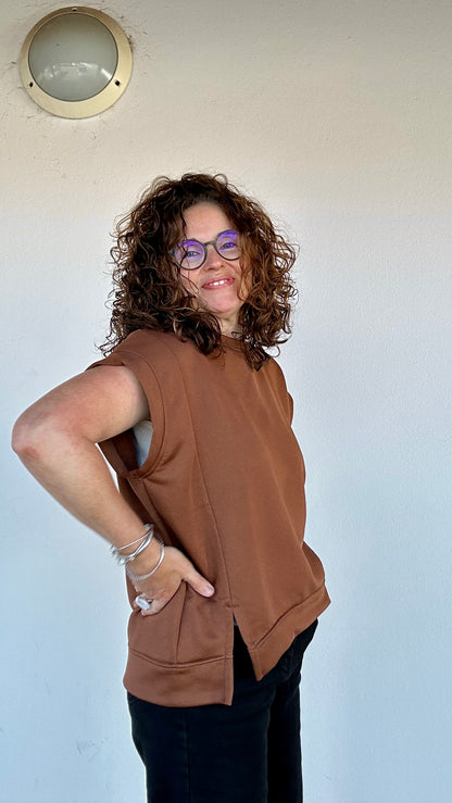 Haut sans manches marron moka à emmanchures larges – look tendance - Abana Boutique 64310