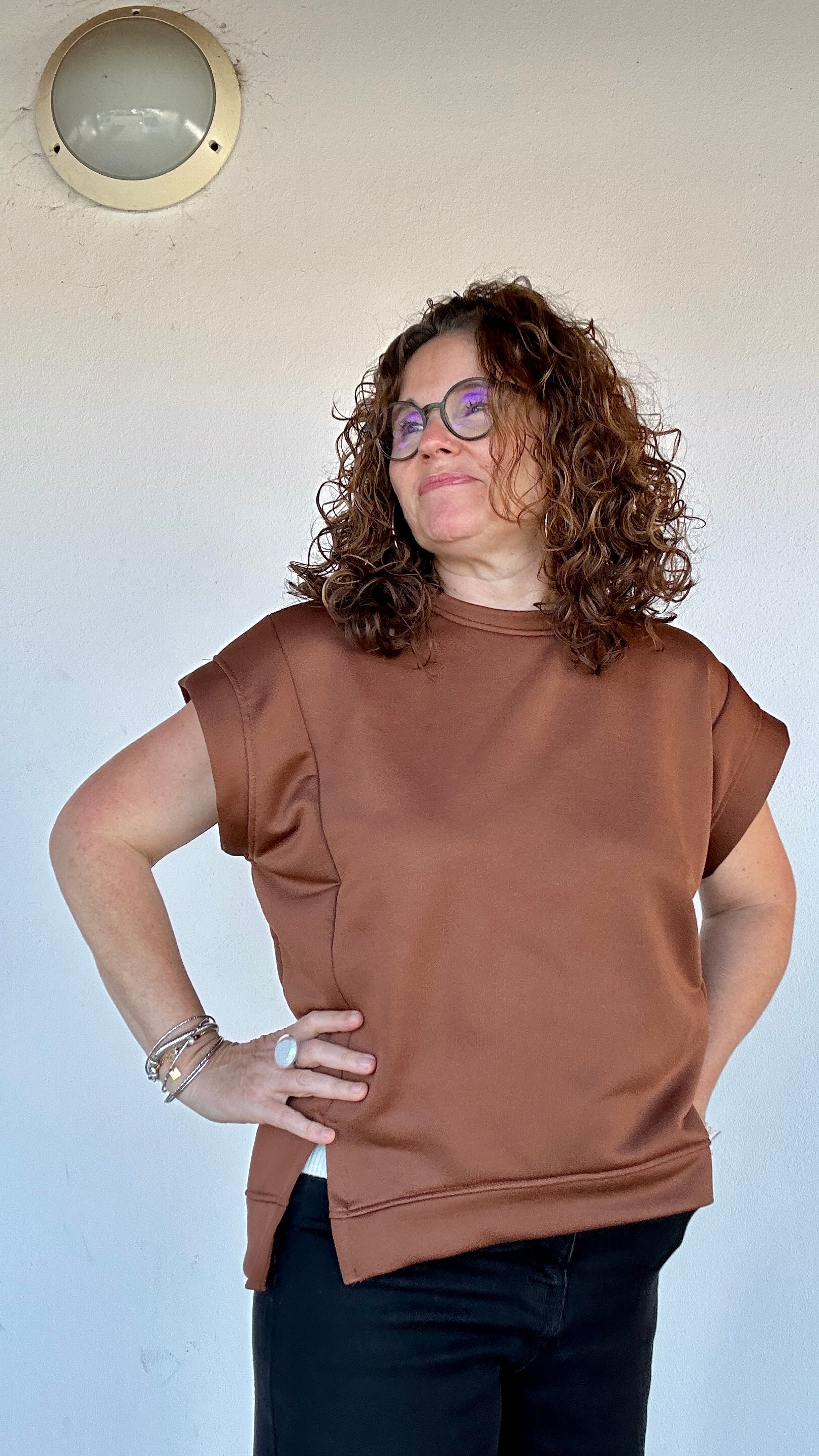 Sweat sans manches moderne et confortable, coloris marron chaud - Abana Boutique 64240