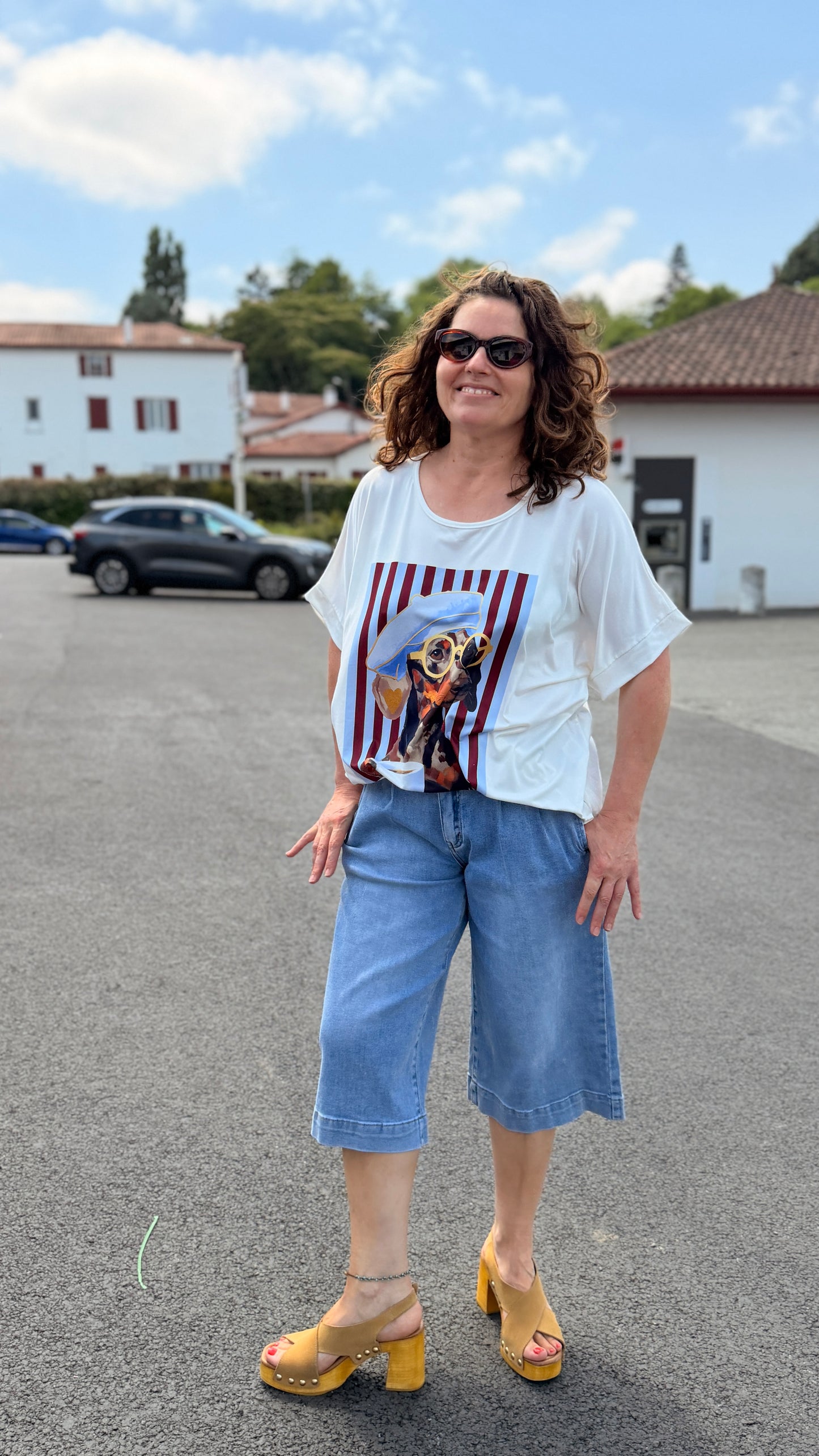 look avec le teeshirt blanc teckel a rayure avec le bermudas louison pour femme bleu dodo collection april vintage brest saint malo