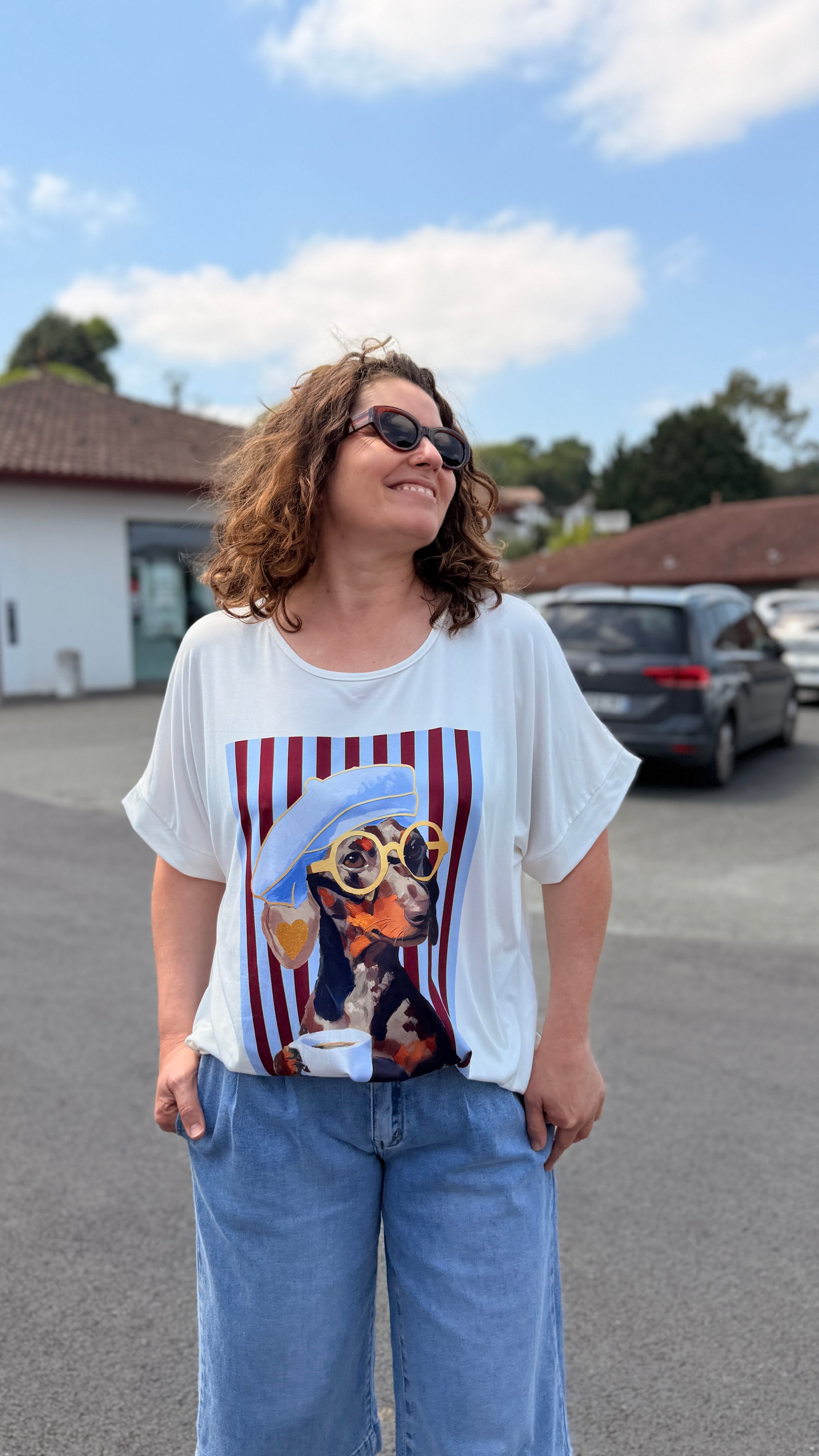 zoom sur l'imprimé teckel avec rayure bordeux sur teeshirt blanc coton taille unique johanna paris toulon marseille aix en provence