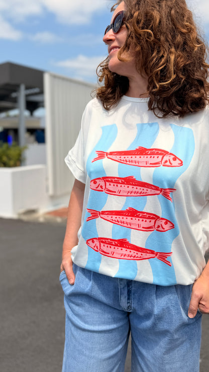 zoom sur l'mprimé sardine rouge et teeshirt blanc taille unique oevrsize adoré paris bordeaux pau toulouse
