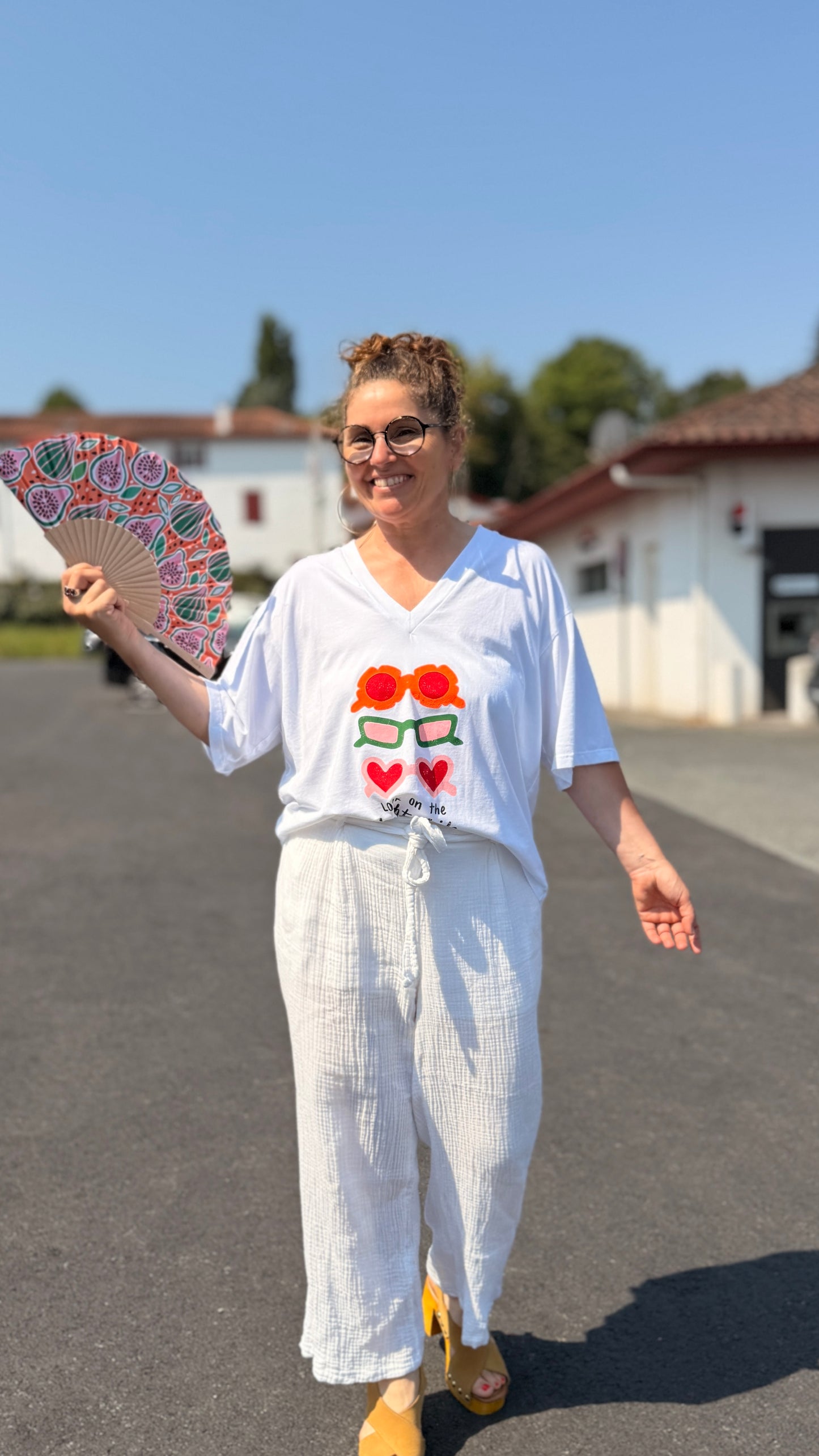 look blanc avec le t-shirt caketin blanc a lunette coloré banditas from marseille mode taille unique pret a porter femme nantes saint nazaire les sables d'olonne challans