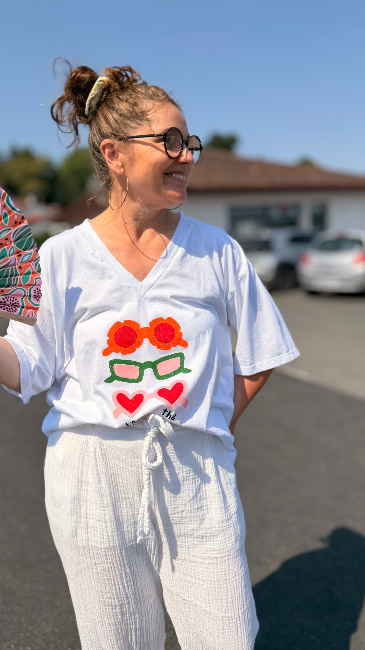 zoom sur l'imprimé a lunette coloré t-shirt caketin blanc col v fluide léger mode femme la rochelle poitiers niort