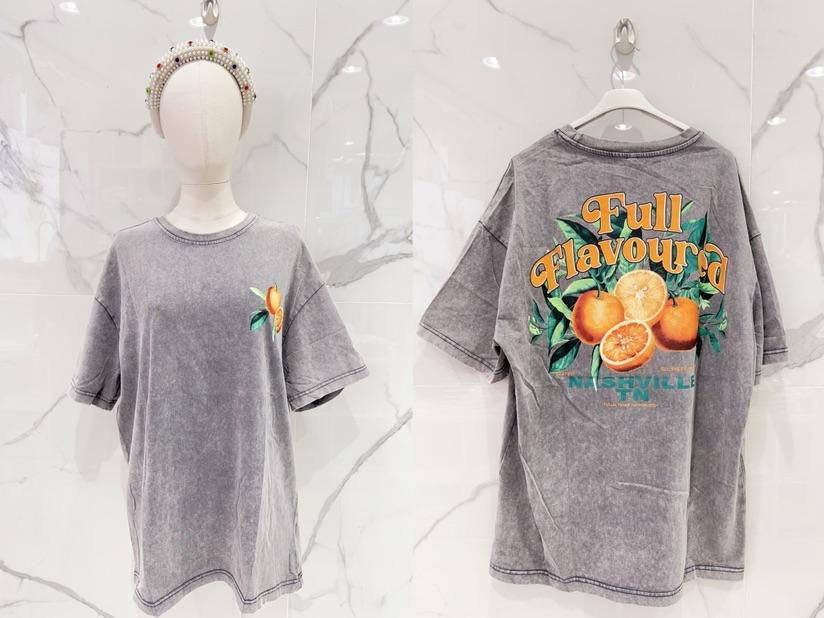 T-shirt oversize gris avec une broderie d’oranges et inscription "Full of Vitamins" – Style vitaminé et original