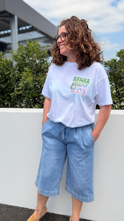 look complet avec bermudas en jean bleu et le teeshirt matcha imprimé tendance vert en taille unique isla bonita bordeaux tarbes toulouse pau