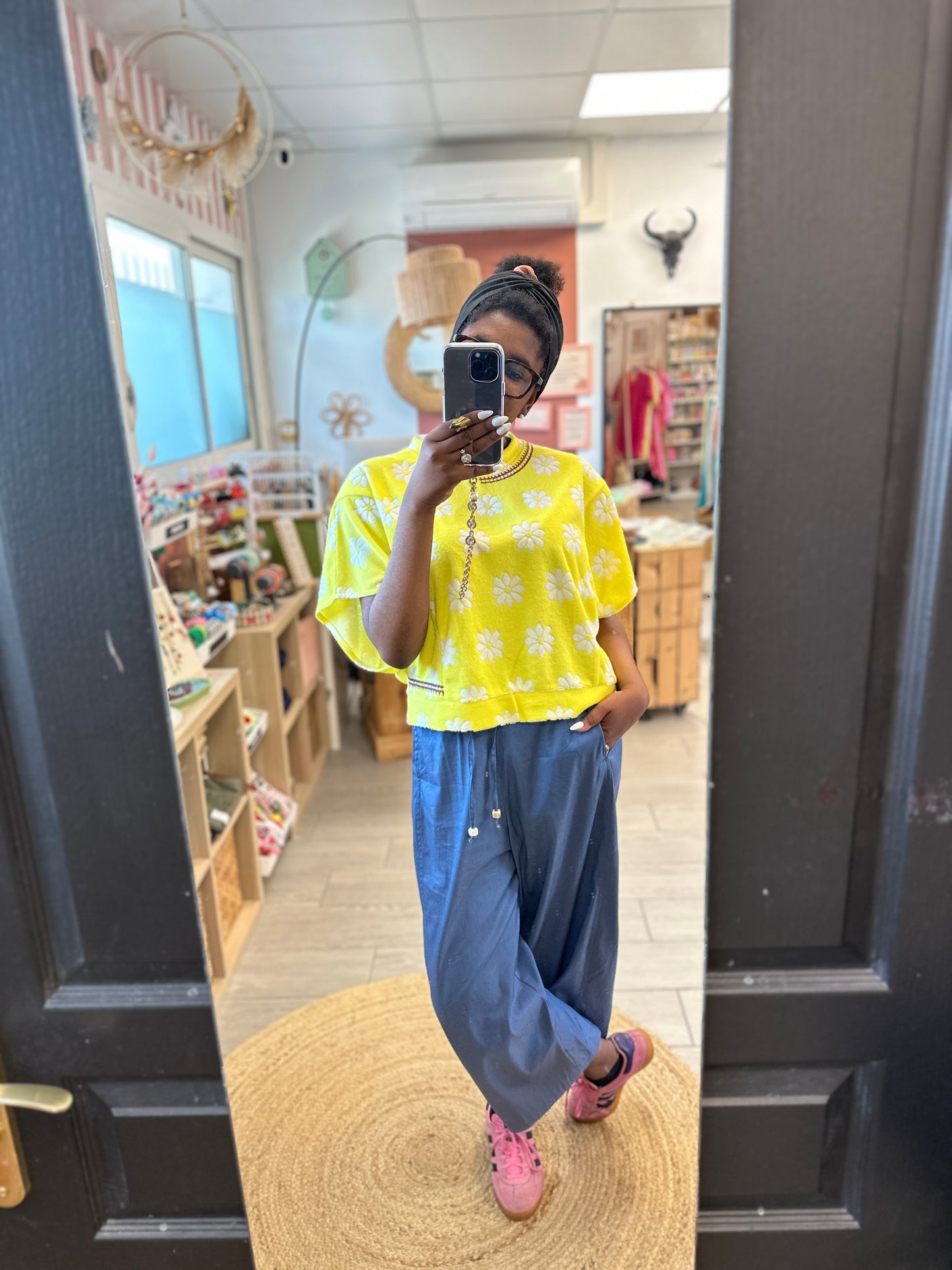 look complet de chez adoré paris avec tshirt adelio et pantalon bleu ample orfeo paris johanna paris saint denis tarbes