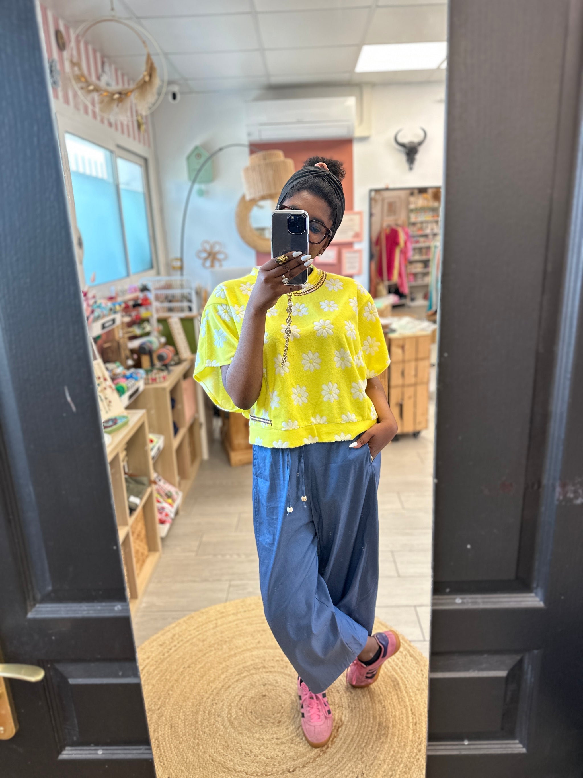 look complet de chez adoré paris avec tshirt adelio et pantalon bleu ample orfeo paris johanna paris saint denis tarbes