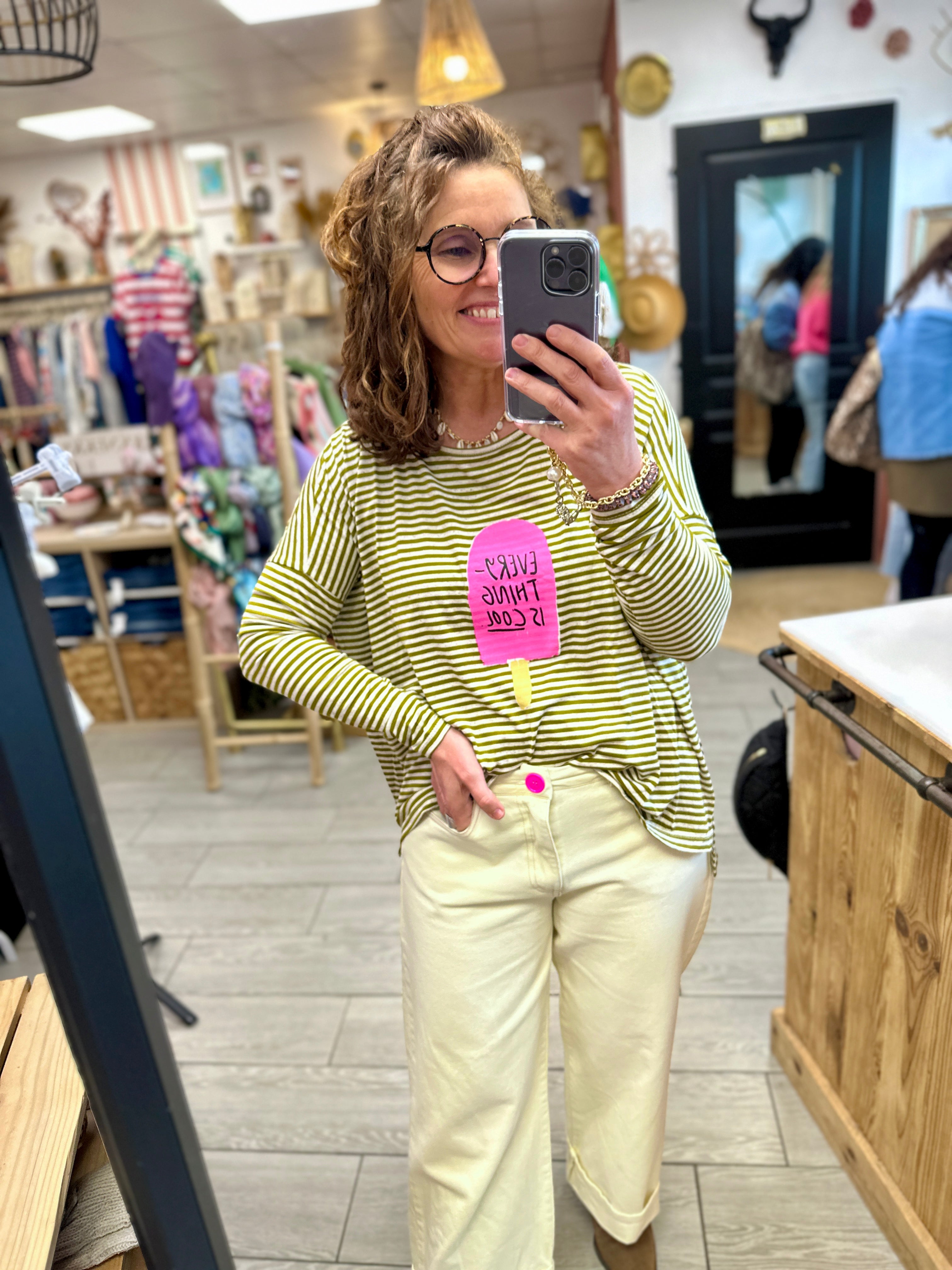 teeshirt beirut a rayure glace vert et blanche et rose avec pantalon fraklin beige banditas from marseille c melodie marseille