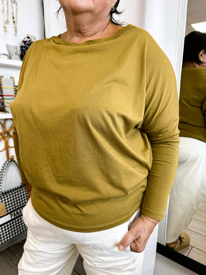 Tee-shirt Maïlys basique col bateau en 100% coton, disponible en noir, beige, terracotta, aubergine et vert olive