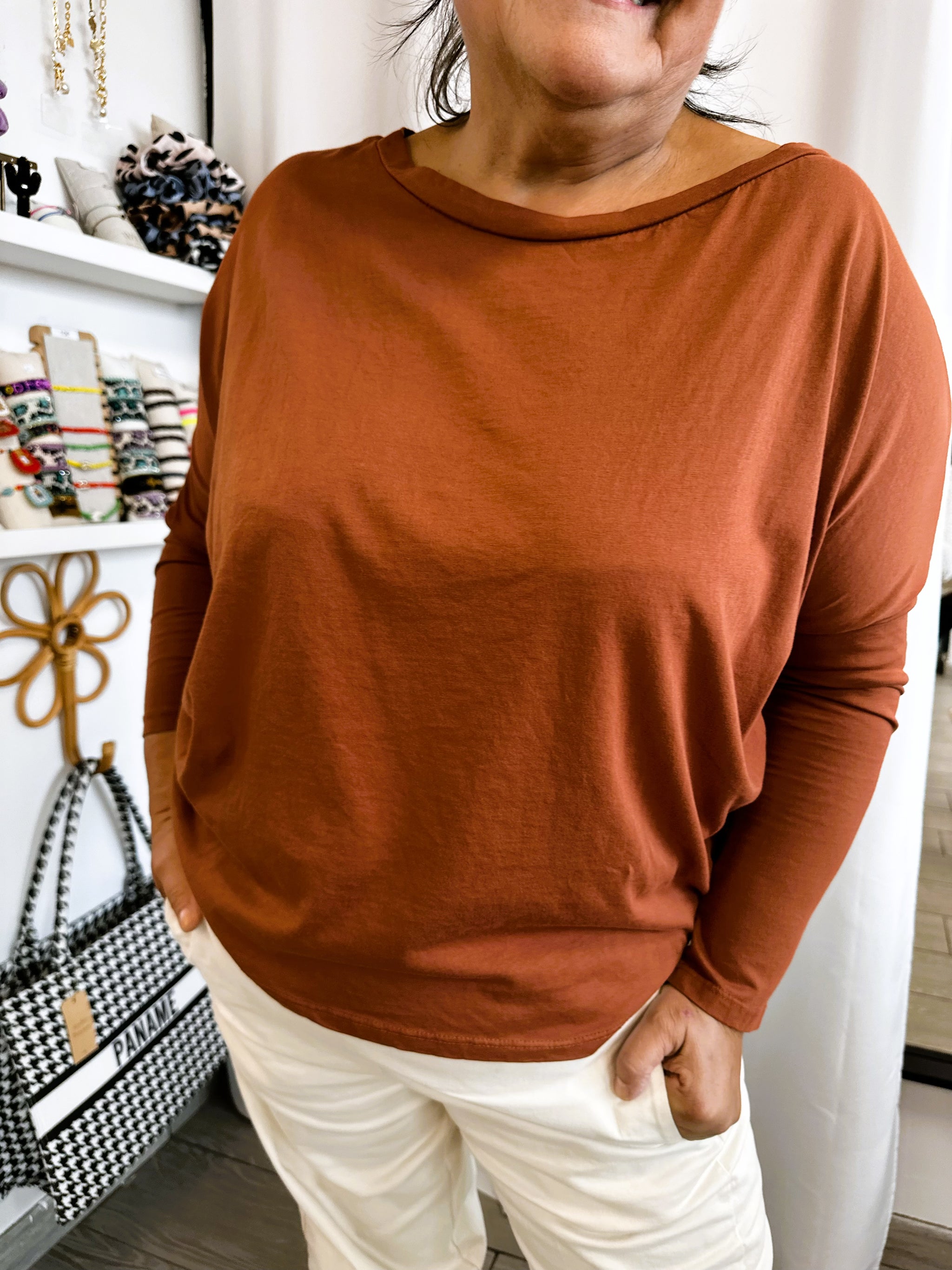 Tee-shirt manches longues Maïlys, couleur moutarde, col bateau élégant pour un style décontracté chic