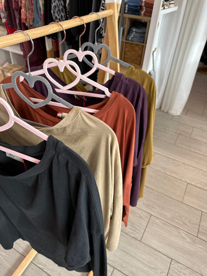 Tee-shirt basique col bateau en coton, marque Johanna Paris, couleur moutarde, coupe confortable