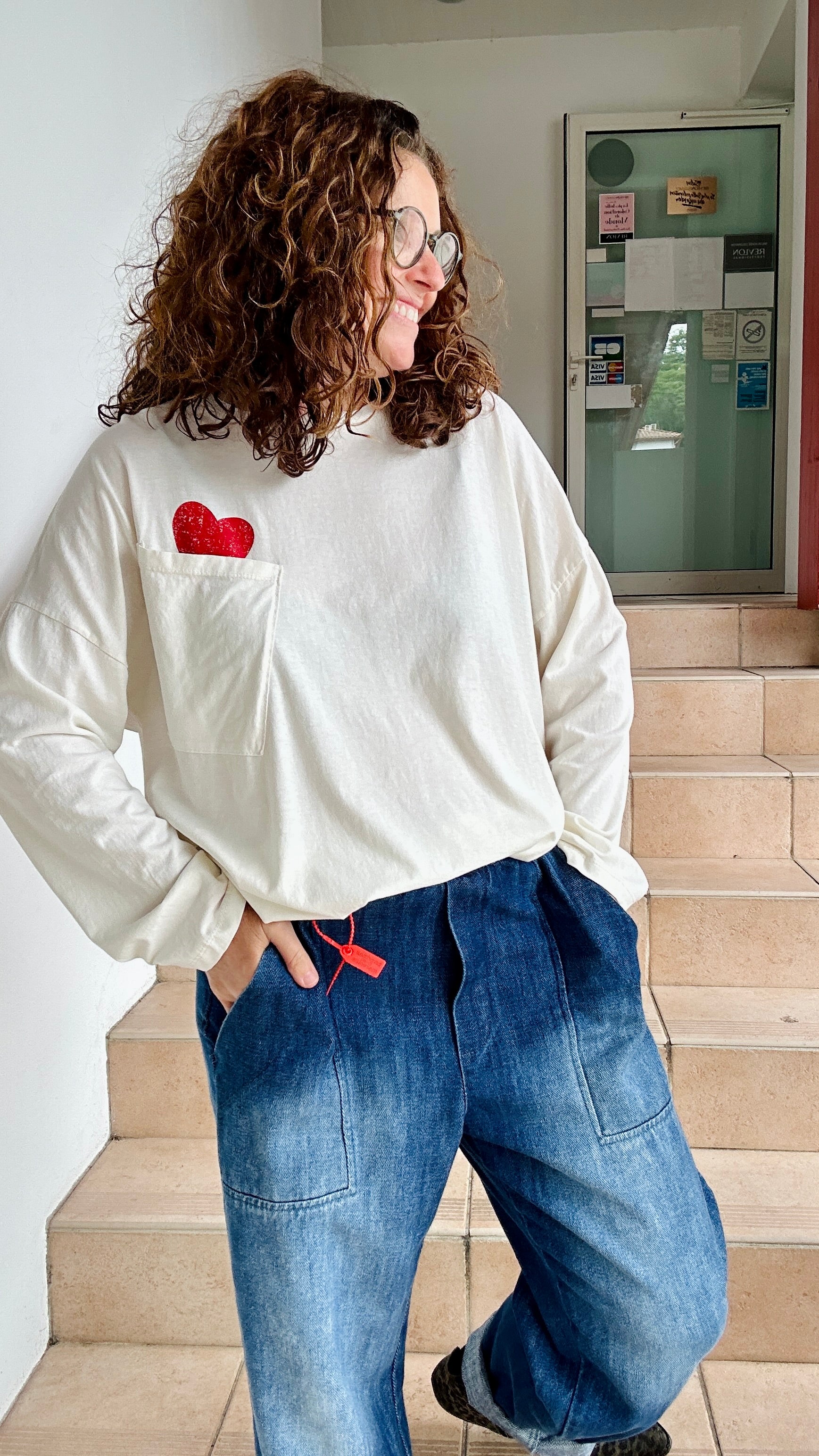 T-shirt blanc manches longues avec poche et cœur rouge brodé – Abana Boutique Ustaritz
