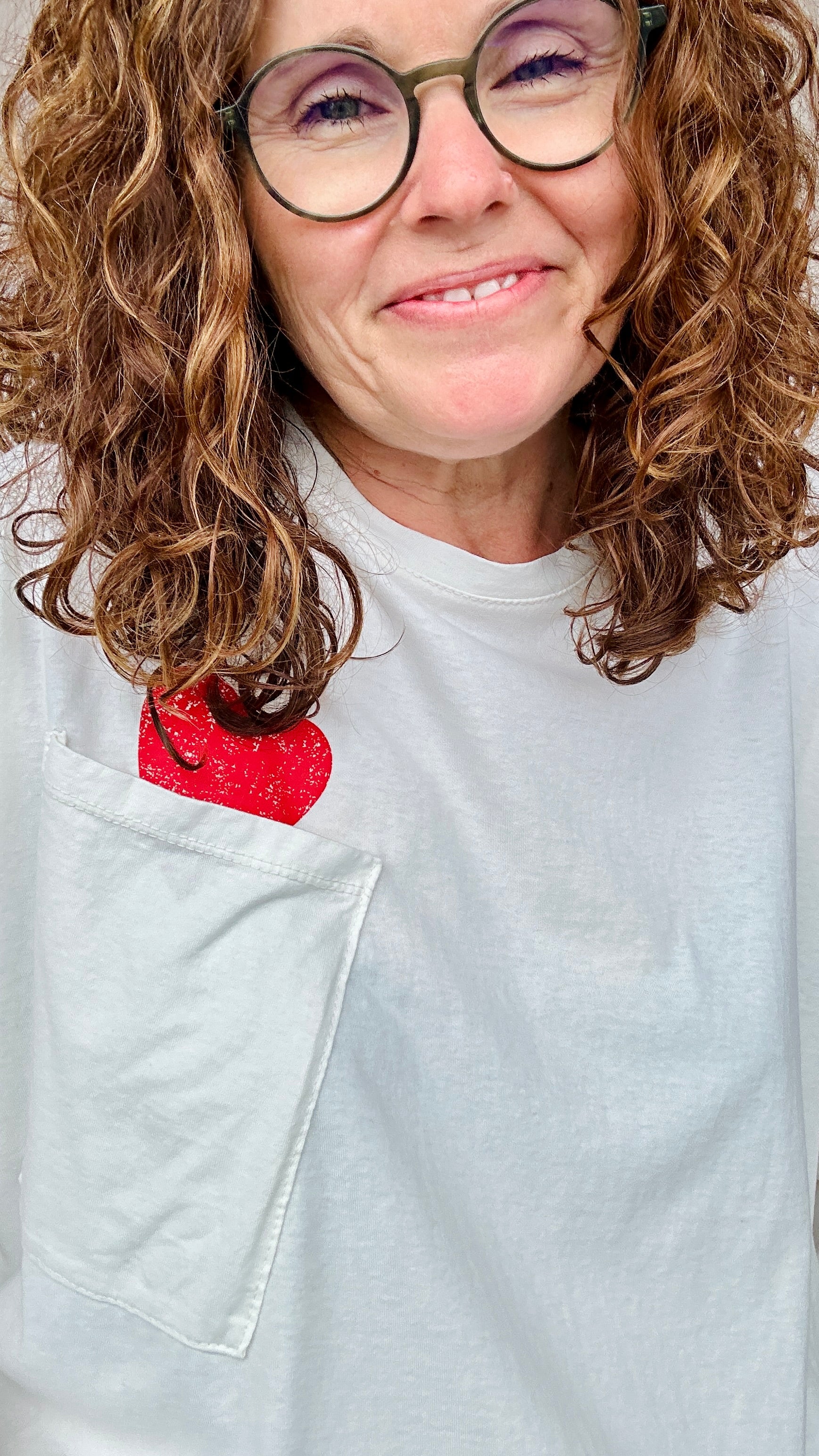 Zoom sur détail cœur rouge t-shirt blanc femme coupe droite – Abana Pays Basque