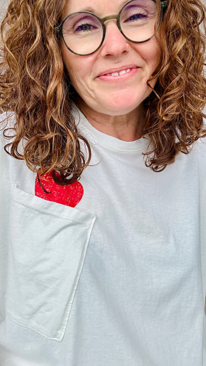 Zoom sur détail cœur rouge t-shirt blanc femme coupe droite – Abana Pays Basque
