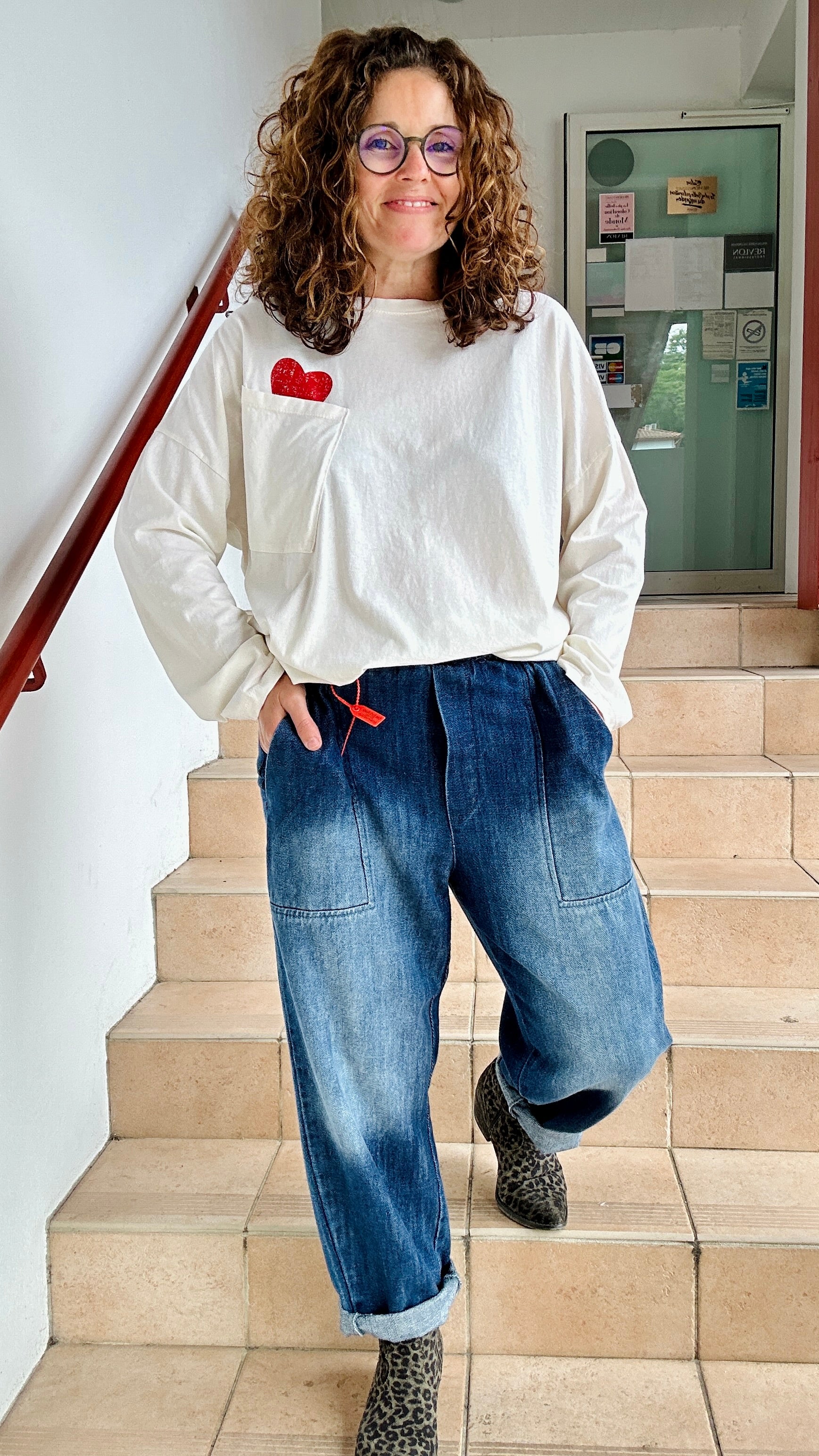 T-shirt blanc à message cœur rouge style décontracté chic – Boutique Abana 64480