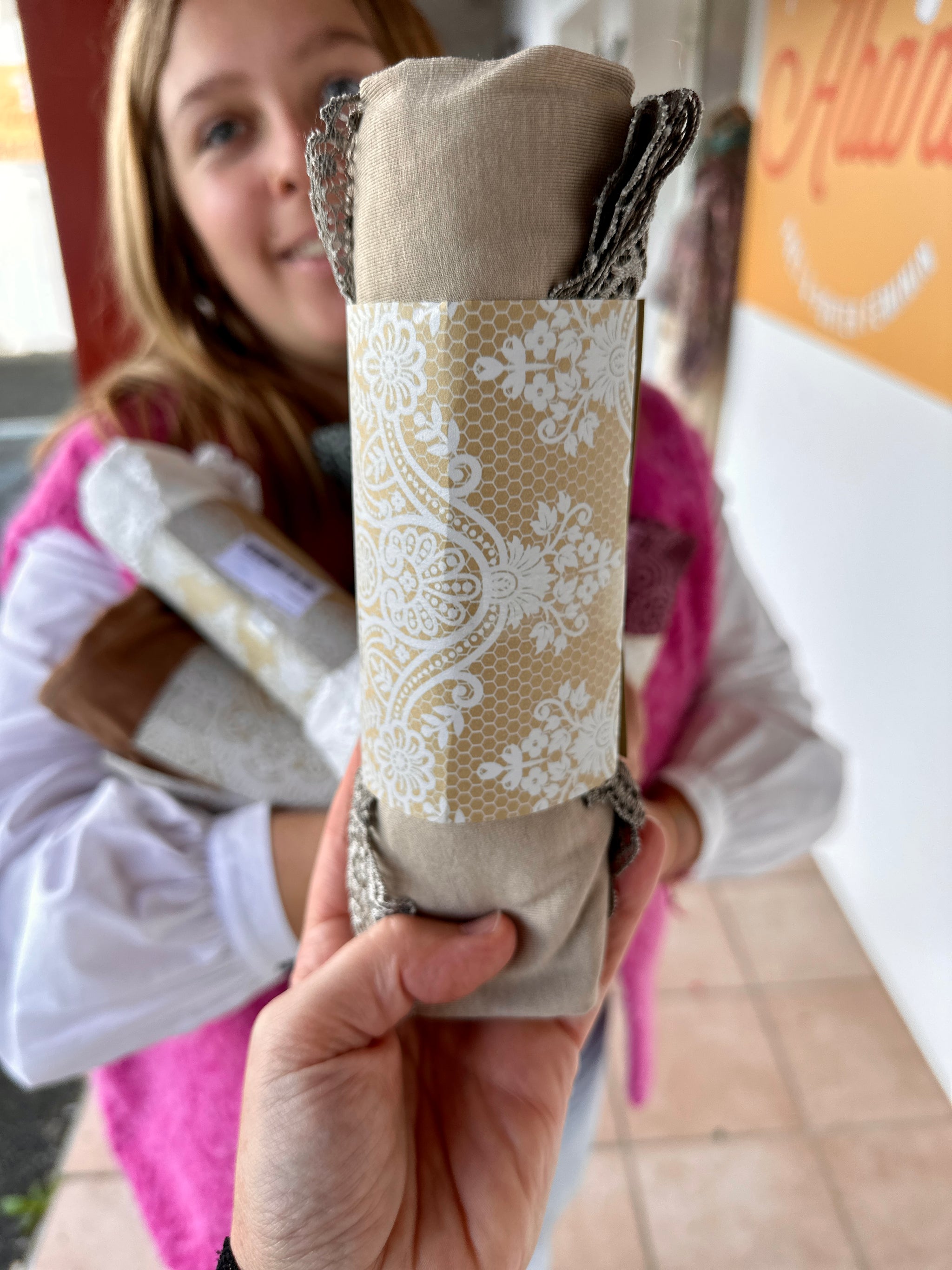 T-shirt grande taille beige  pour femme avec col en dentelle - romantique - Abana 64480