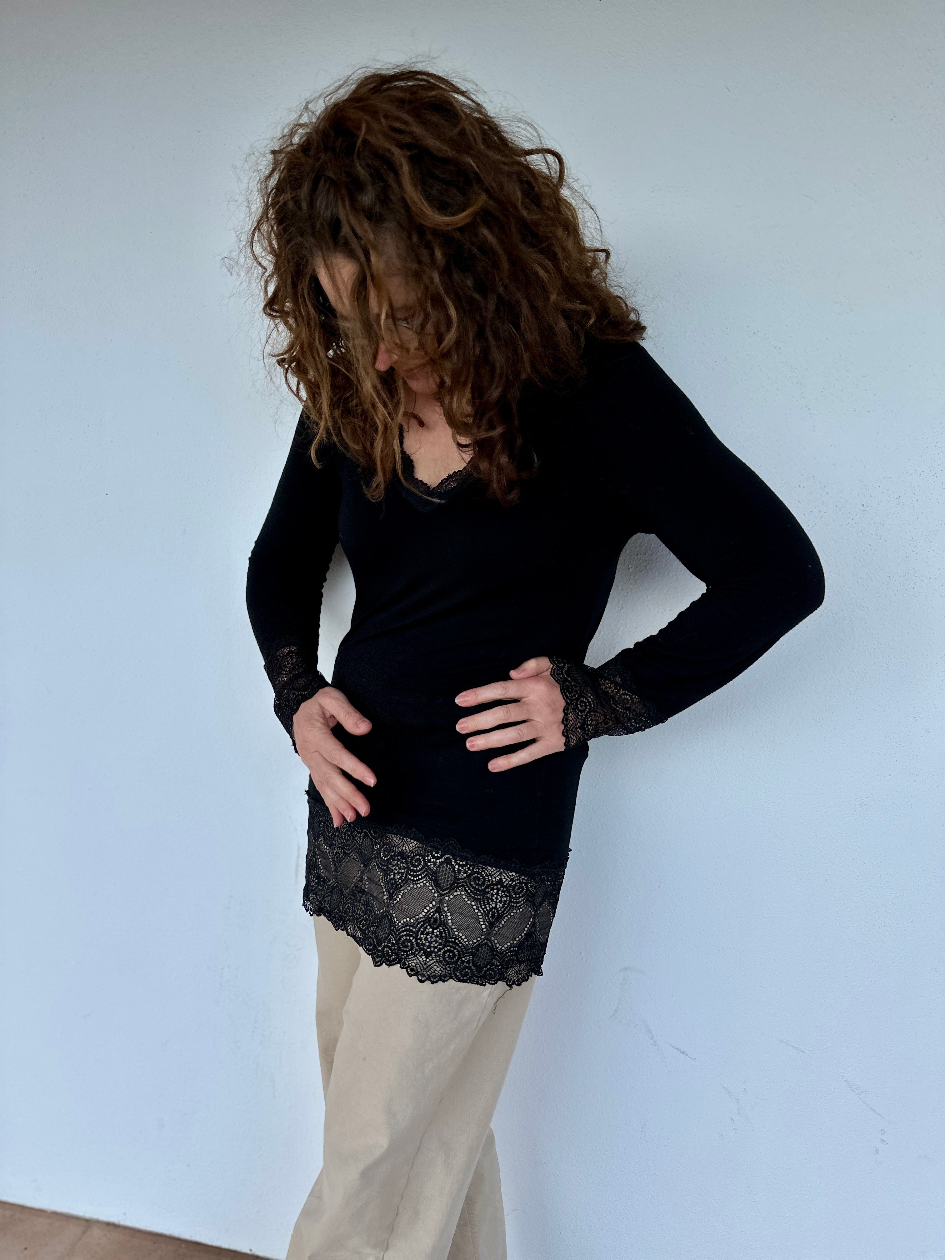 Détail dentelle col et poignets sur t-shirt femme grande taille - Abana 64310