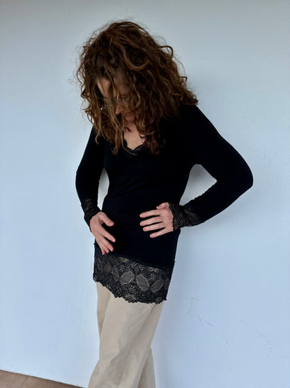 Détail dentelle col et poignets sur t-shirt femme grande taille - Abana 64310